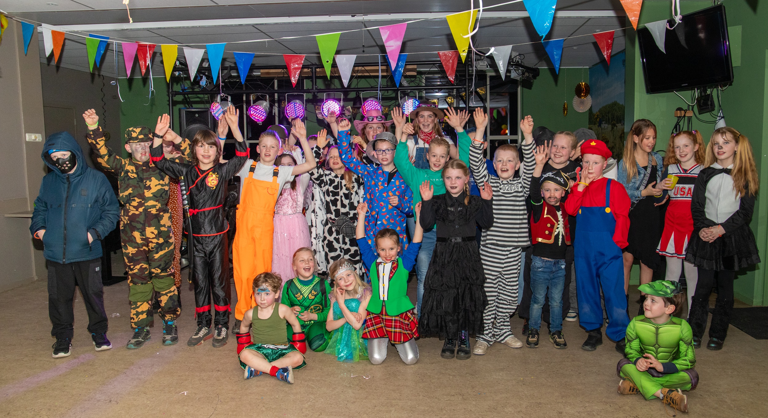 Foto: Carnaval begint al vroeg in Vaassen: Carnavalsdisco voor de jeugd