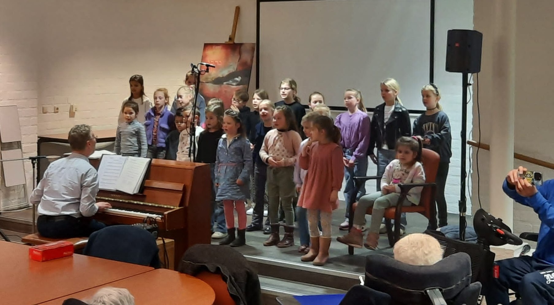 Foto: De Herghesangertjes zingen voor bewoners Rehoboth en zoekt nieuwe leden