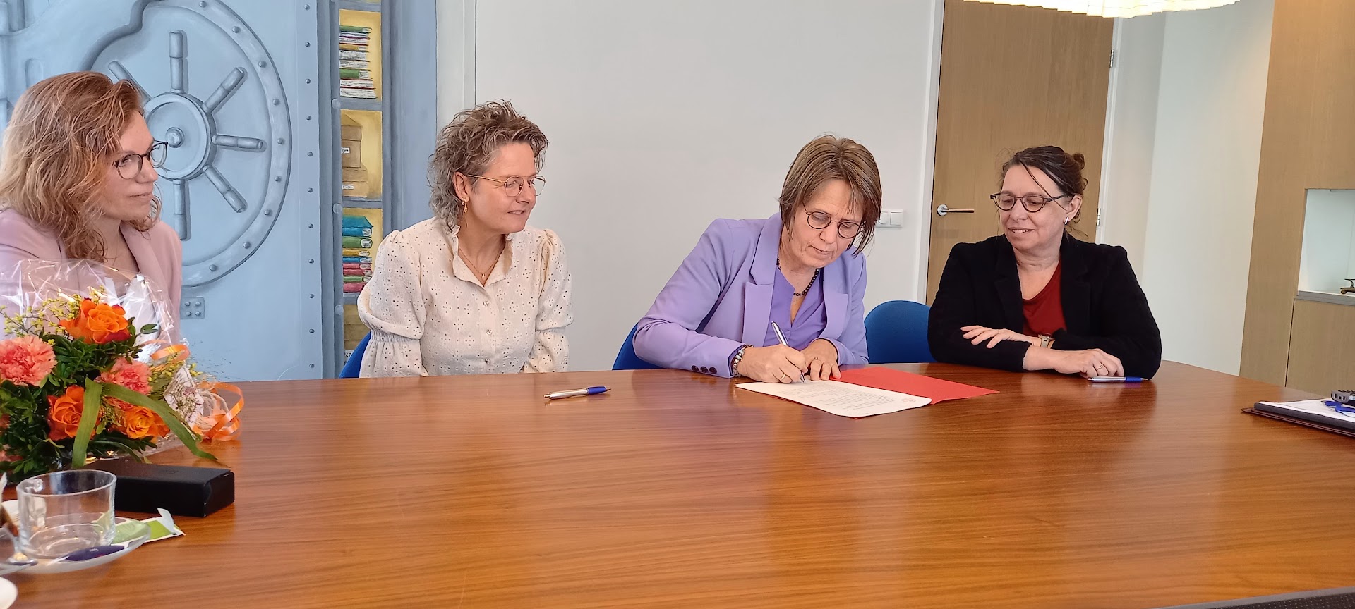 Foto: Akte getekend voor stichting 'Om de hoek in Wapenveld'