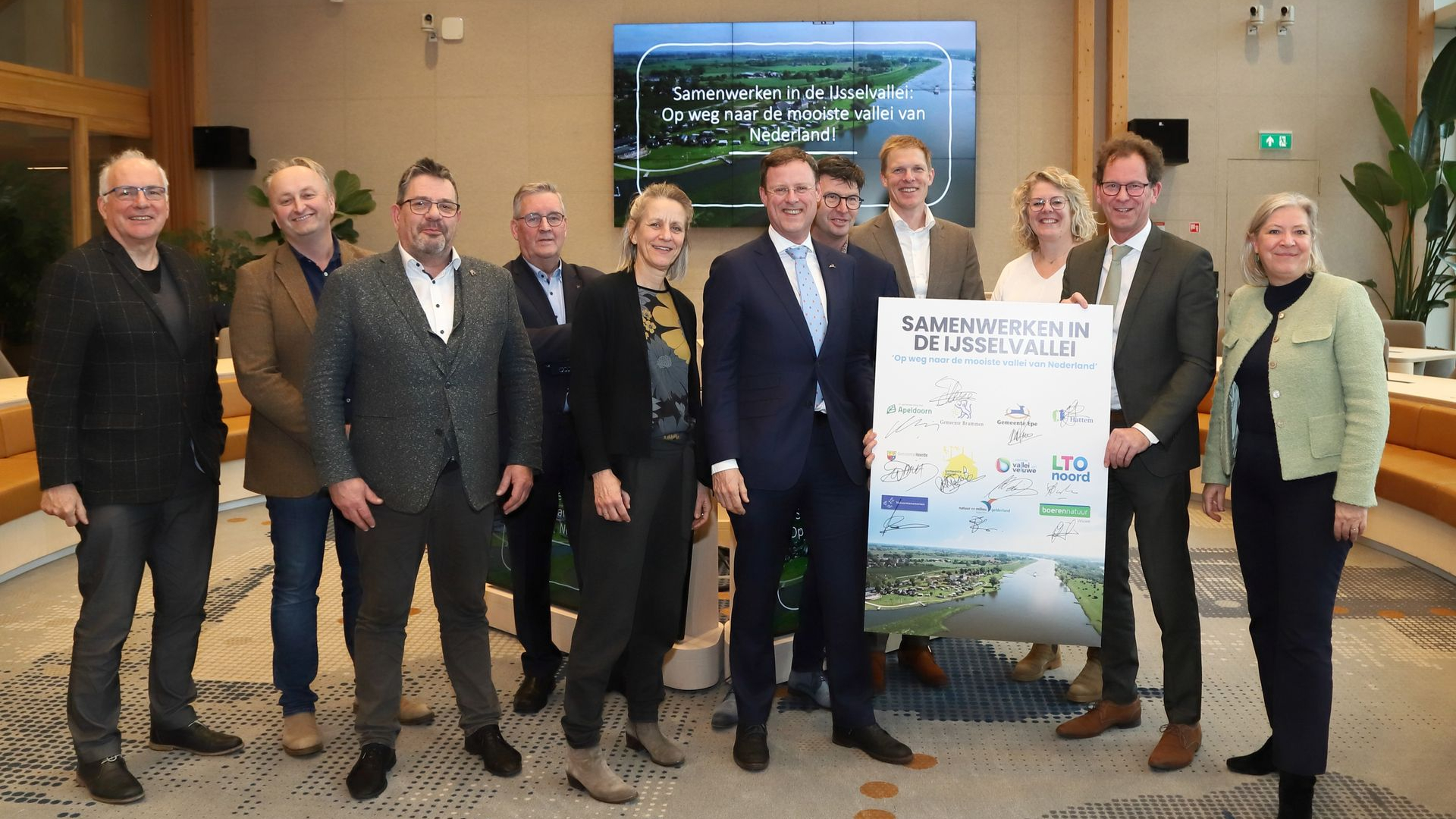 Foto: Bekrachtiging van samenwerking brengt IJsselvallei in nieuwe stroomversnelling