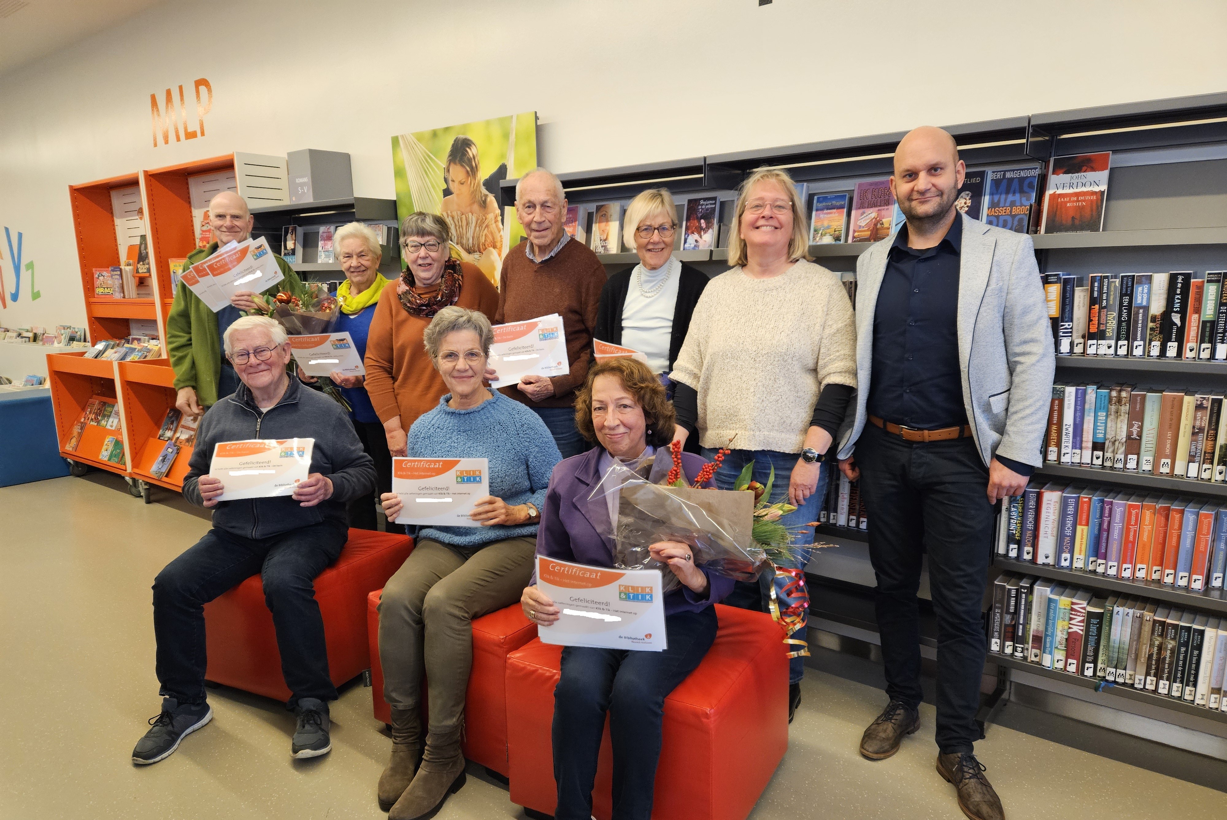 Foto: Wethouder van Ommen prijst computercursisten