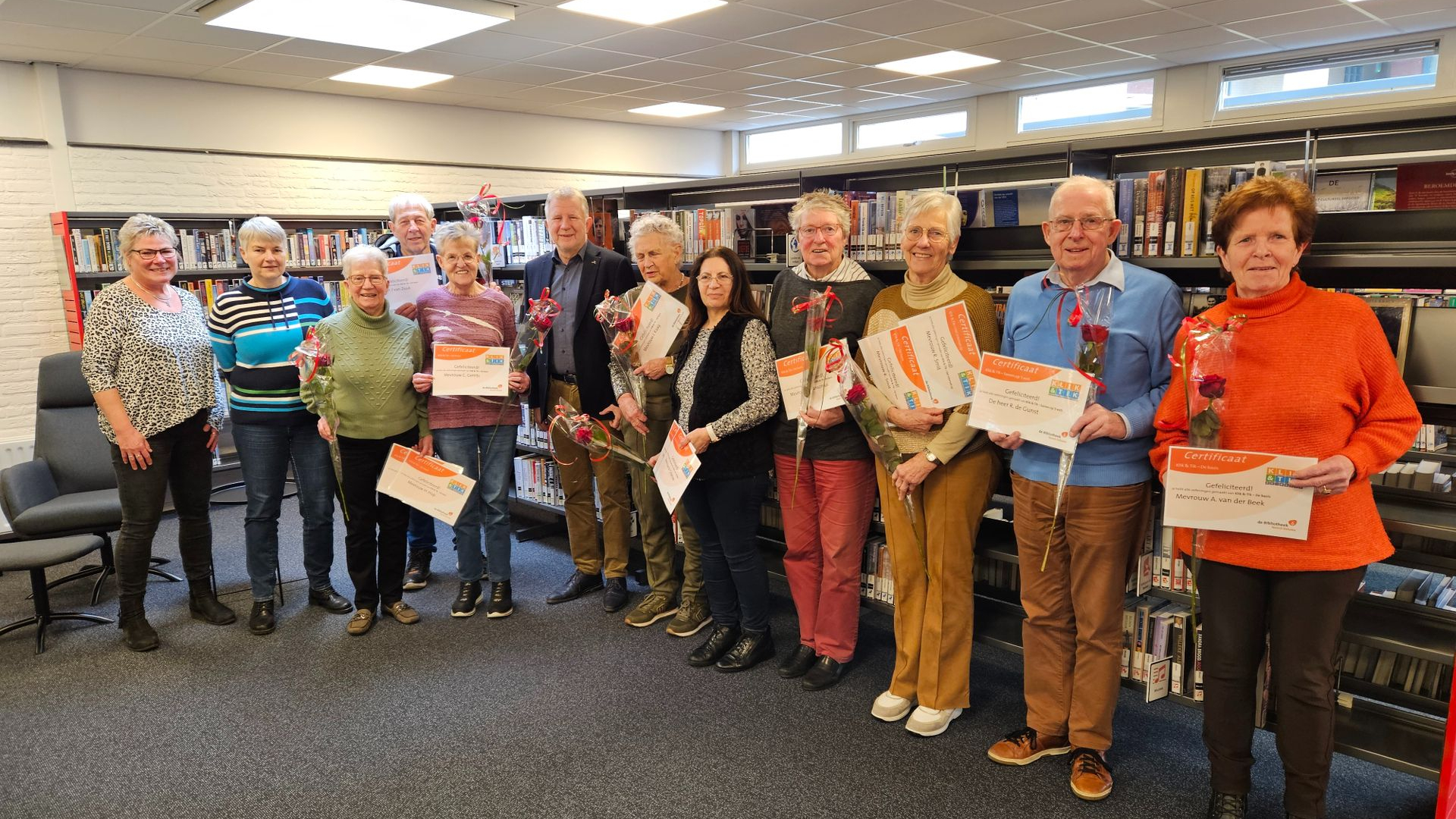 Foto: Computercursisten ontvangen certificaat van wethouder van den Berg