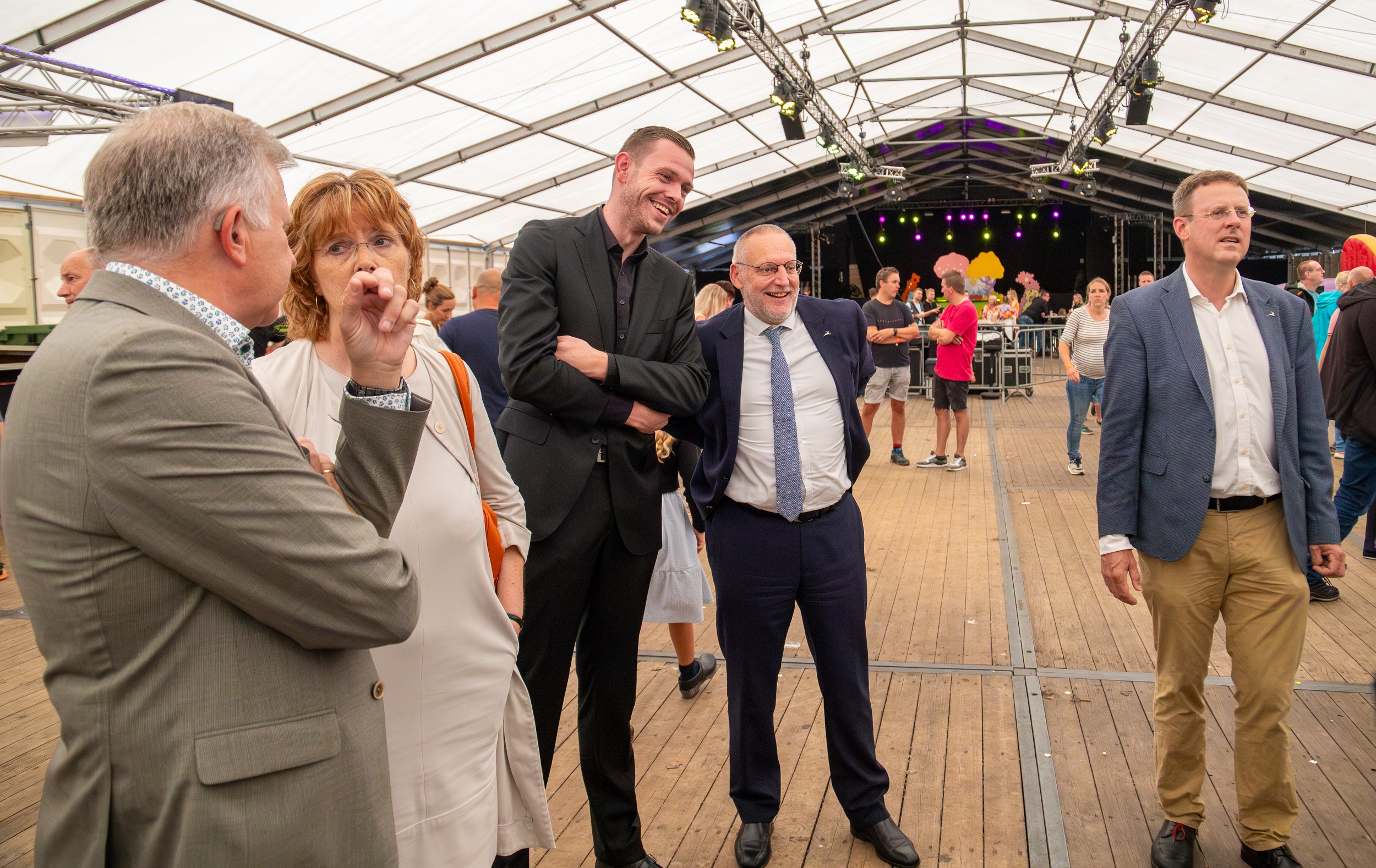 Foto: College van B&W bezoekt Emst voor constructieve gesprekken en feestelijke afsluiting