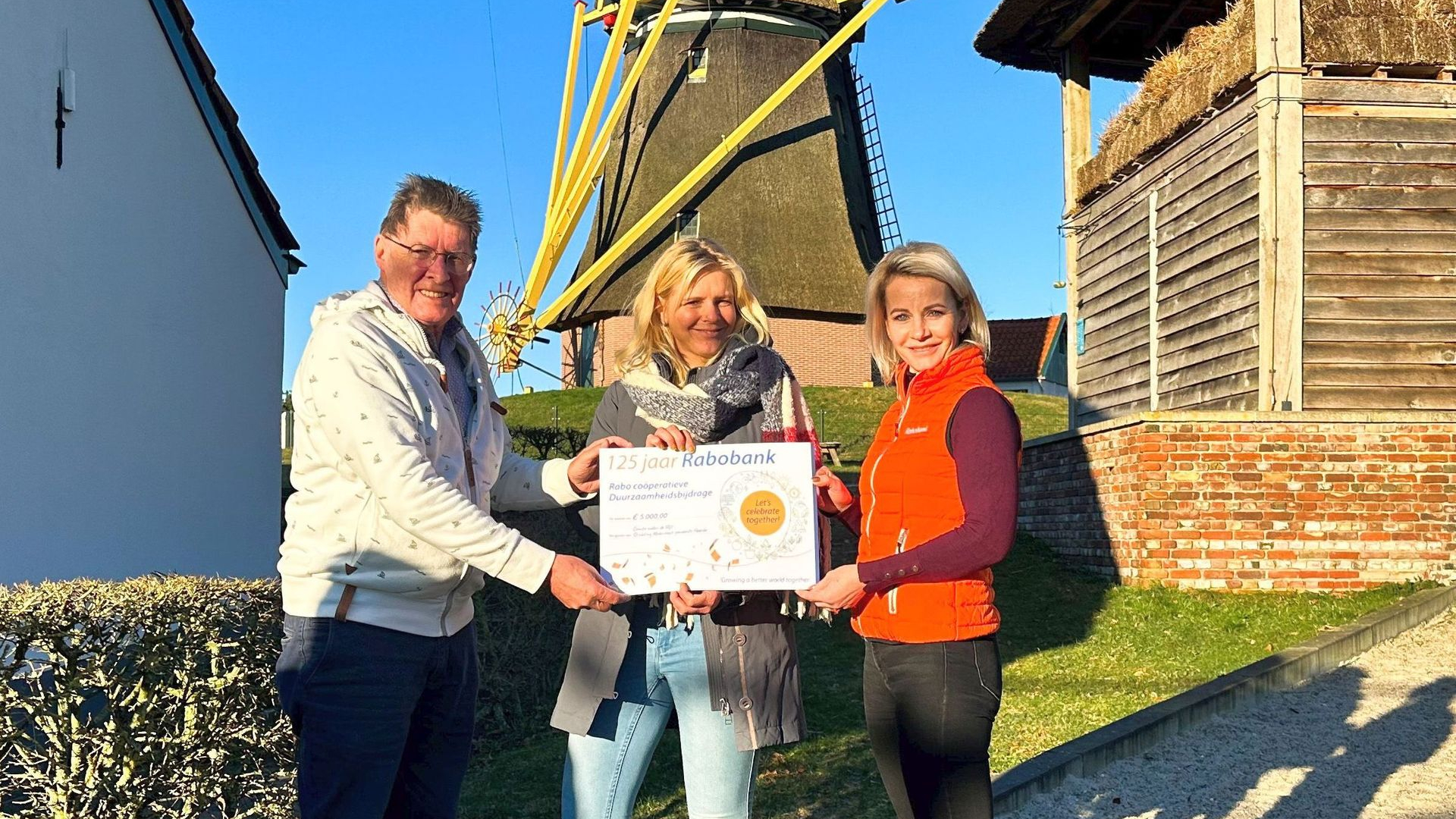 Foto: Cheque Rabobank voor initiatief moestuin op Vrieze's Erfgoed