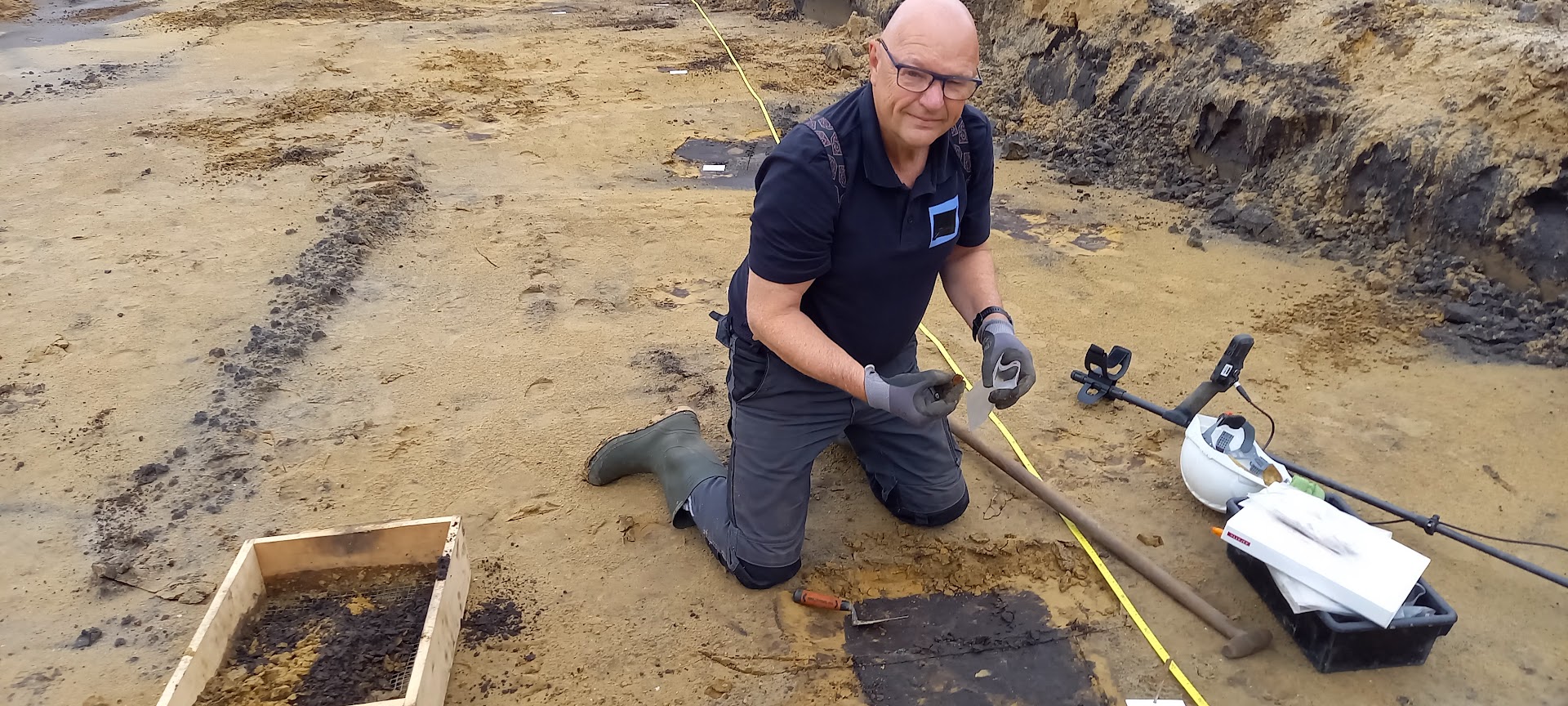 Foto: Dirk Haasjes vindt paalsporen in bouwput MFA Wapenveld