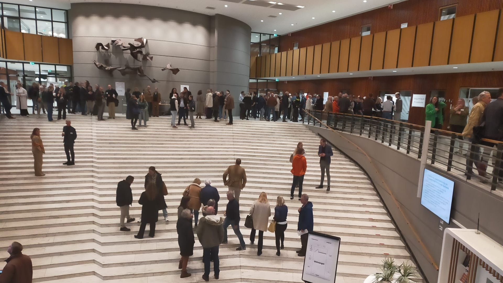 Foto: Voorlichtingsavond over noodopvang asielzoekers rustig verlopen, maar onduidelijkheid overheerst