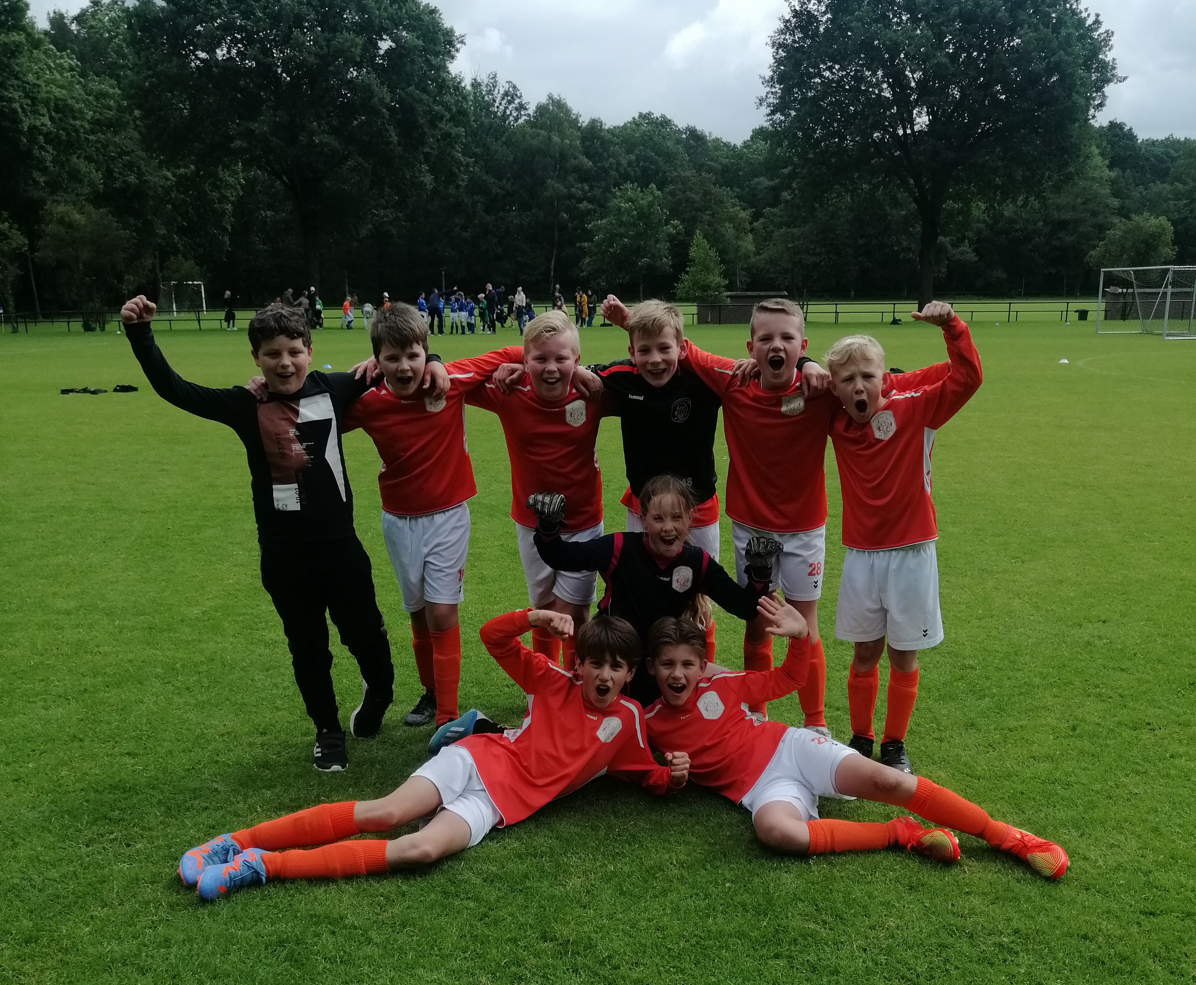Foto: Spelers JO-10 van vv Emst ongeslagen kampioen Remkes voerbaltoernooi