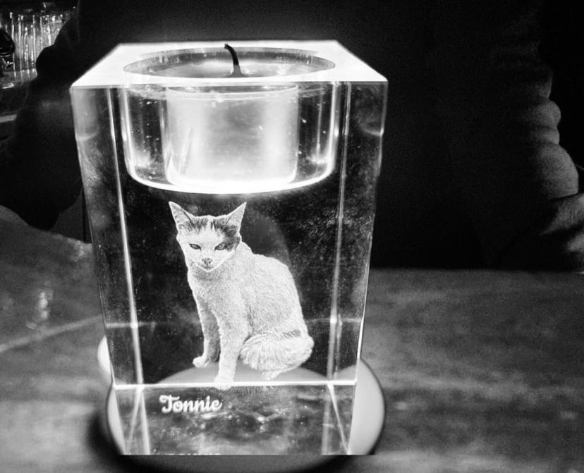 Foto: John Scheeres krijgt aandenken van overleden kroegtijger Tonnie van ’t Tonnetje