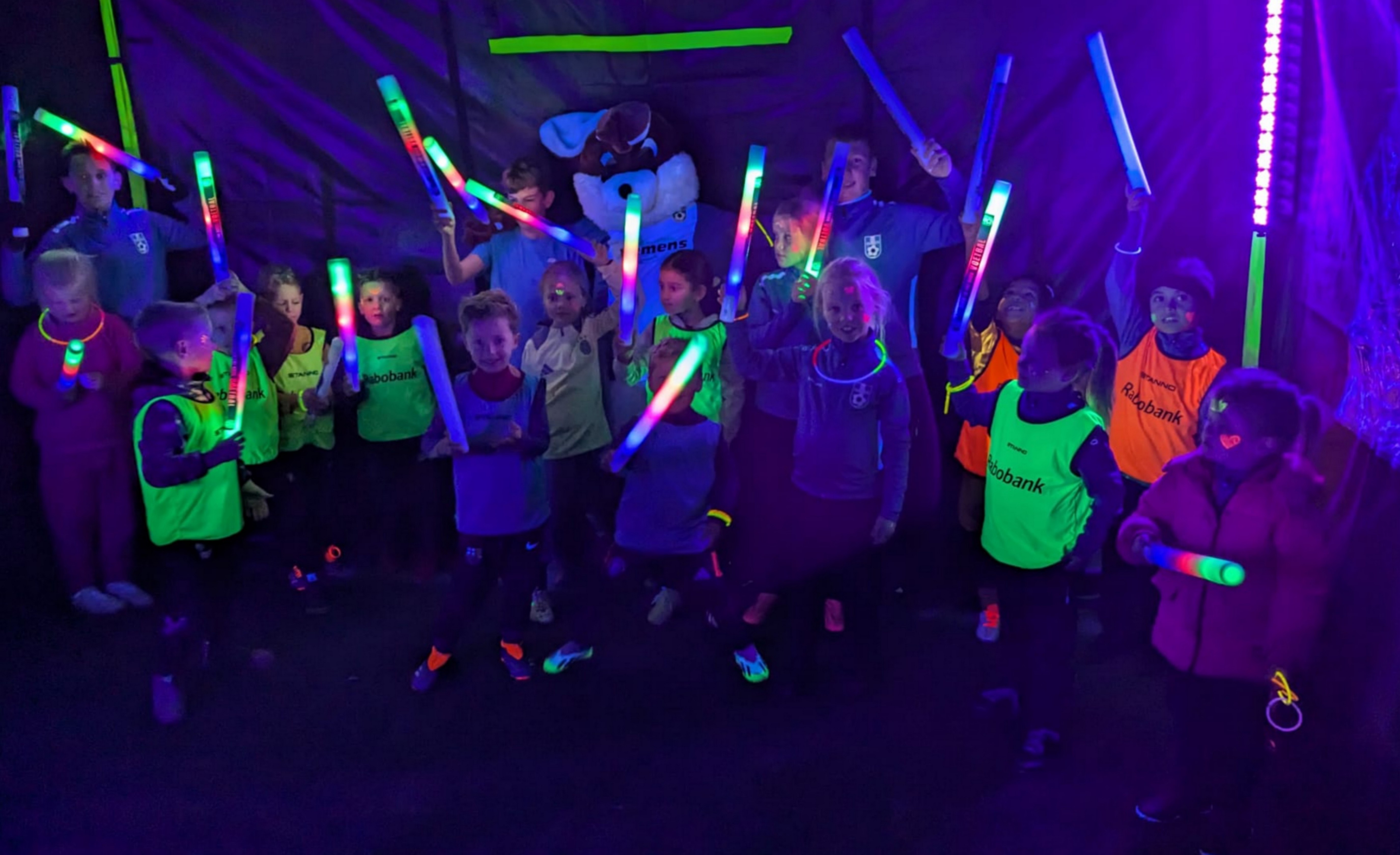 Foto: Glow in the Dark voetbal SV Vaassen groot succes