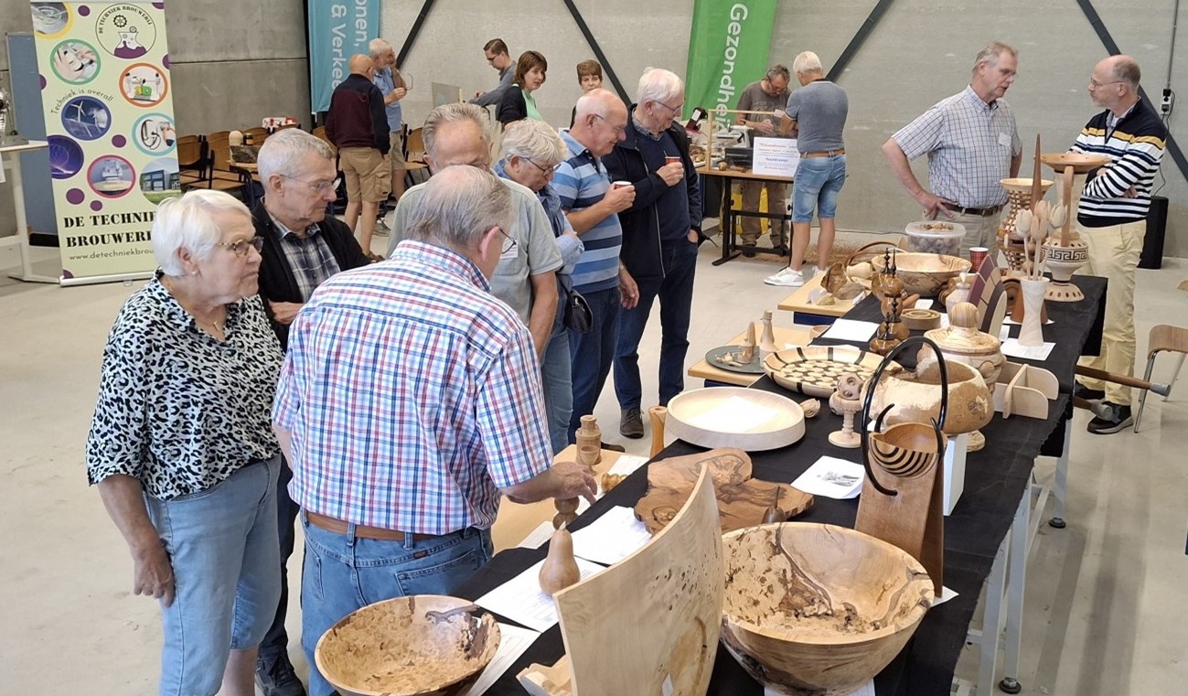 Foto: Veel belangstelling voor houtdraaien