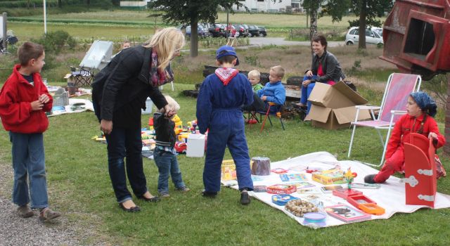 Foto: Kleedjesmarkt rond molen de Vlijt