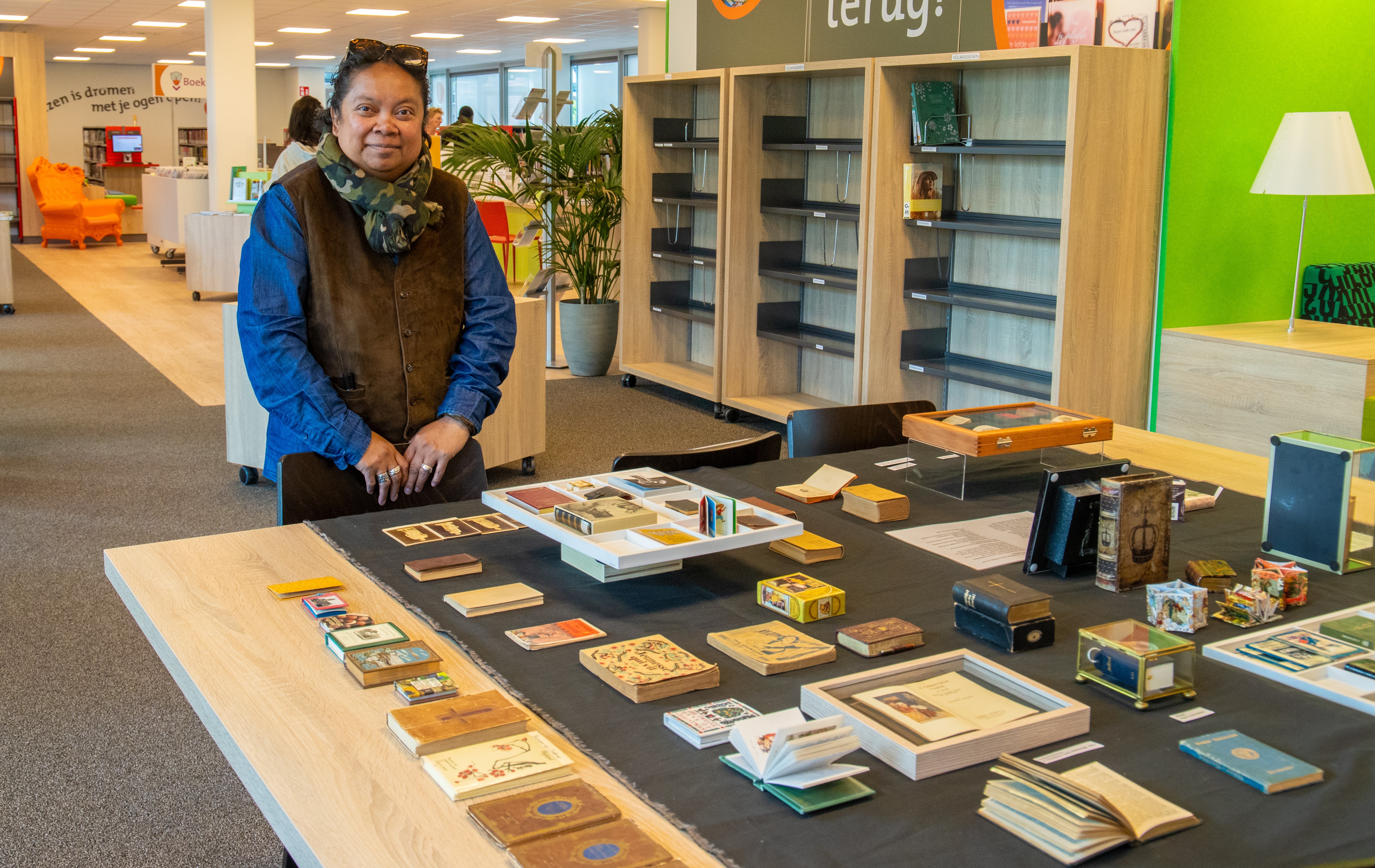 Foto: Bijzondere Ontmoetingstafel in Bibliotheek Noord-Veluwe 