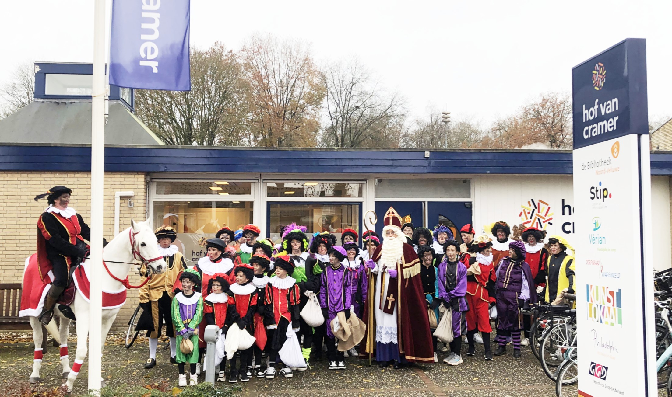 Pieten verzamelen zich voor intocht Sinterklaas bij Hof van Cramer in Wapenveld