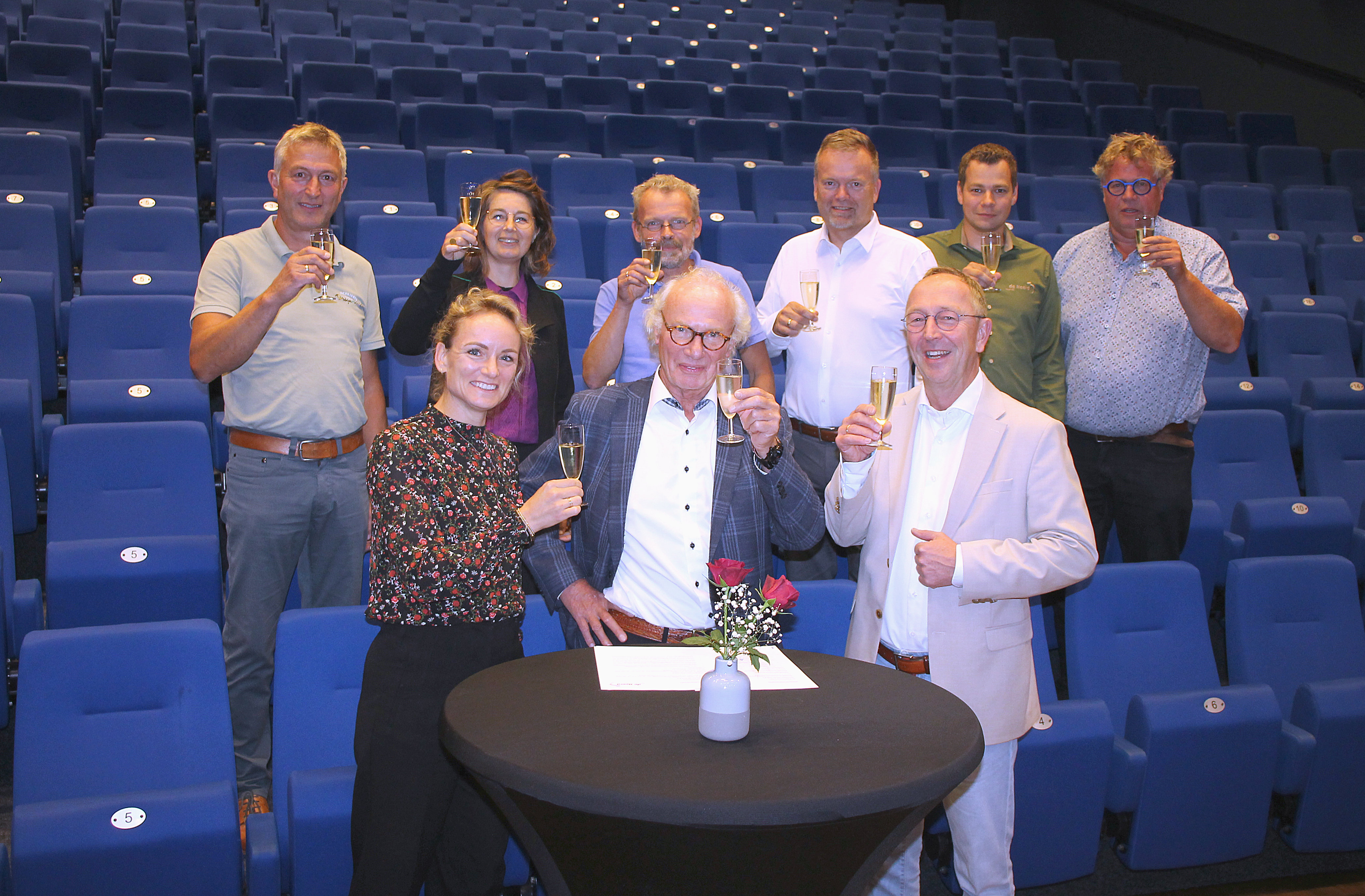 Foto: Koninklijke Van der Most nieuwe naamgever van theaterzaal in Dorpshuis de Heerd