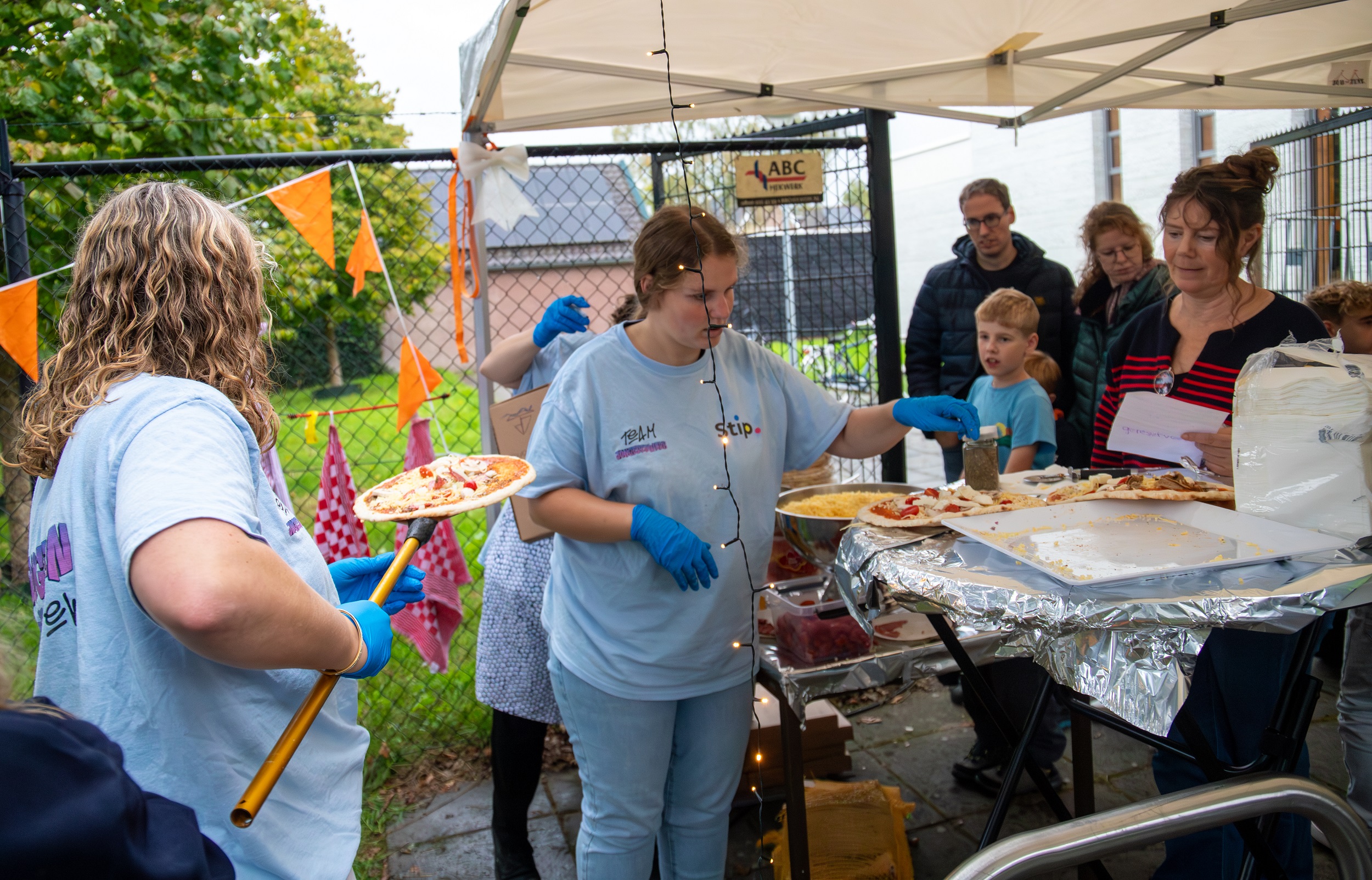 Foto: Succesvolle start van "De Week van de Ontmoeting" met pizza-avond in Heerde