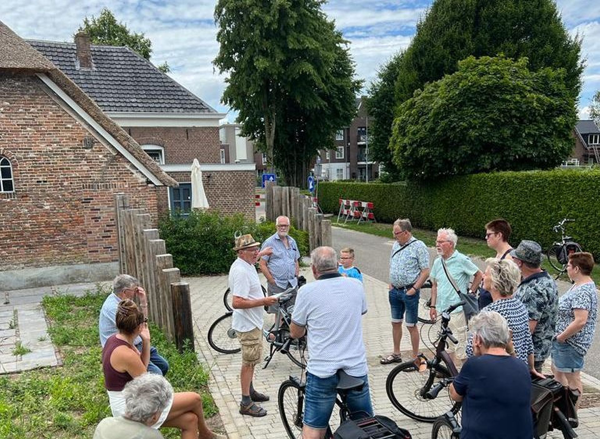 Foto: Fietsexcursie door het 'vreesselijke dorp Wapenvelde' 