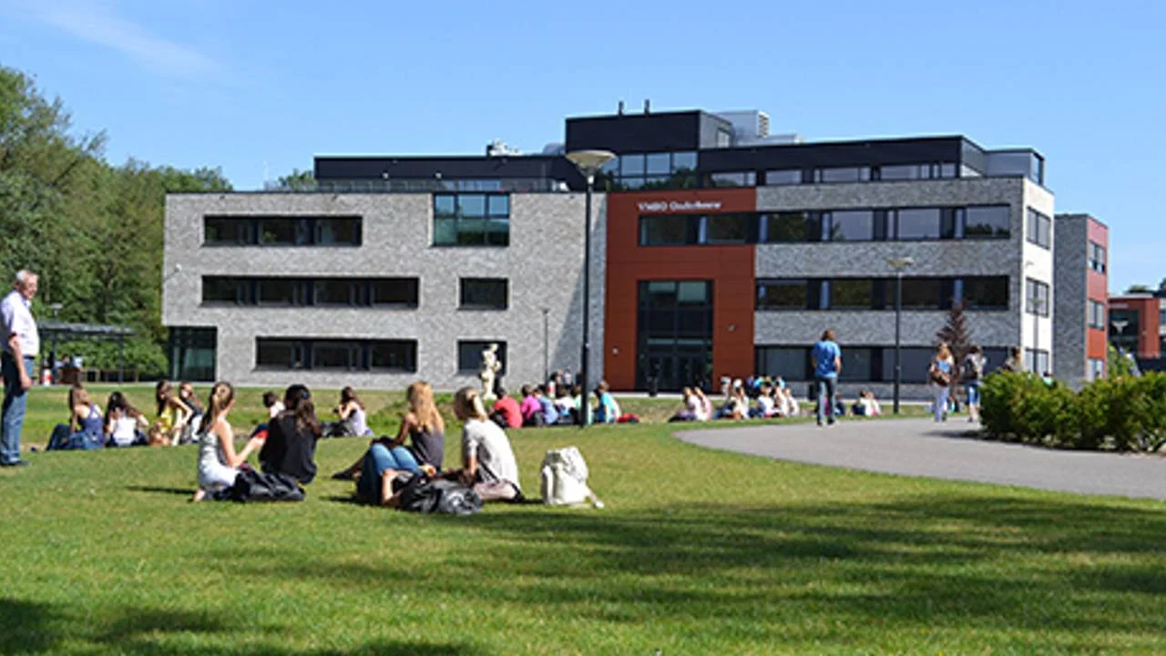 Foto: Docent school Valkenswaard ontslagen 'om relatie met minderjarige leerling'