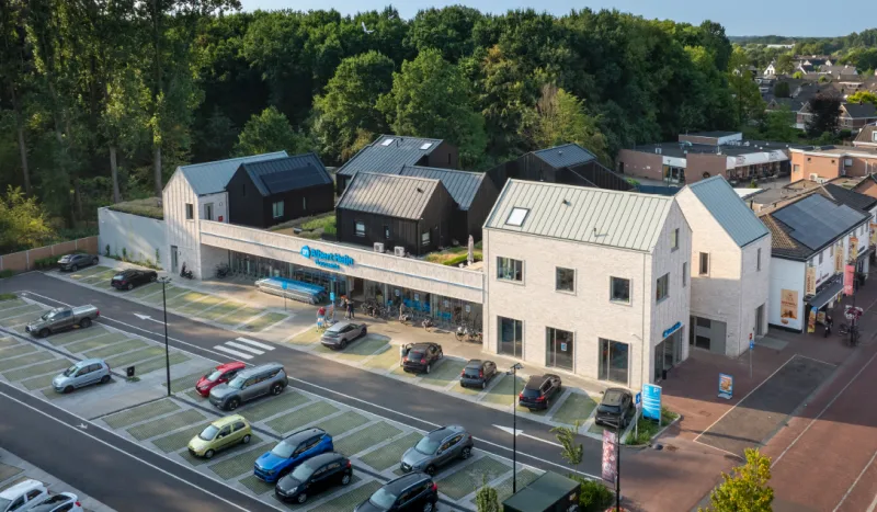 Foto: Heezer 'dakdorp' boven de supermarkt maakt kans op houtbouwprijs