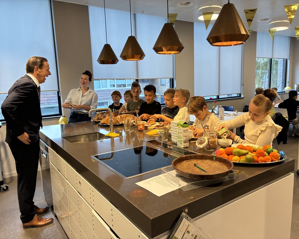 Foto: Volkorenbrood en vragen: burgemeester ontbijt met De Trolier