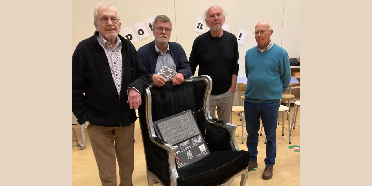 Foto: Gedenksteen Bakkerij De Ster opnieuw terug op vertrouwd terrein