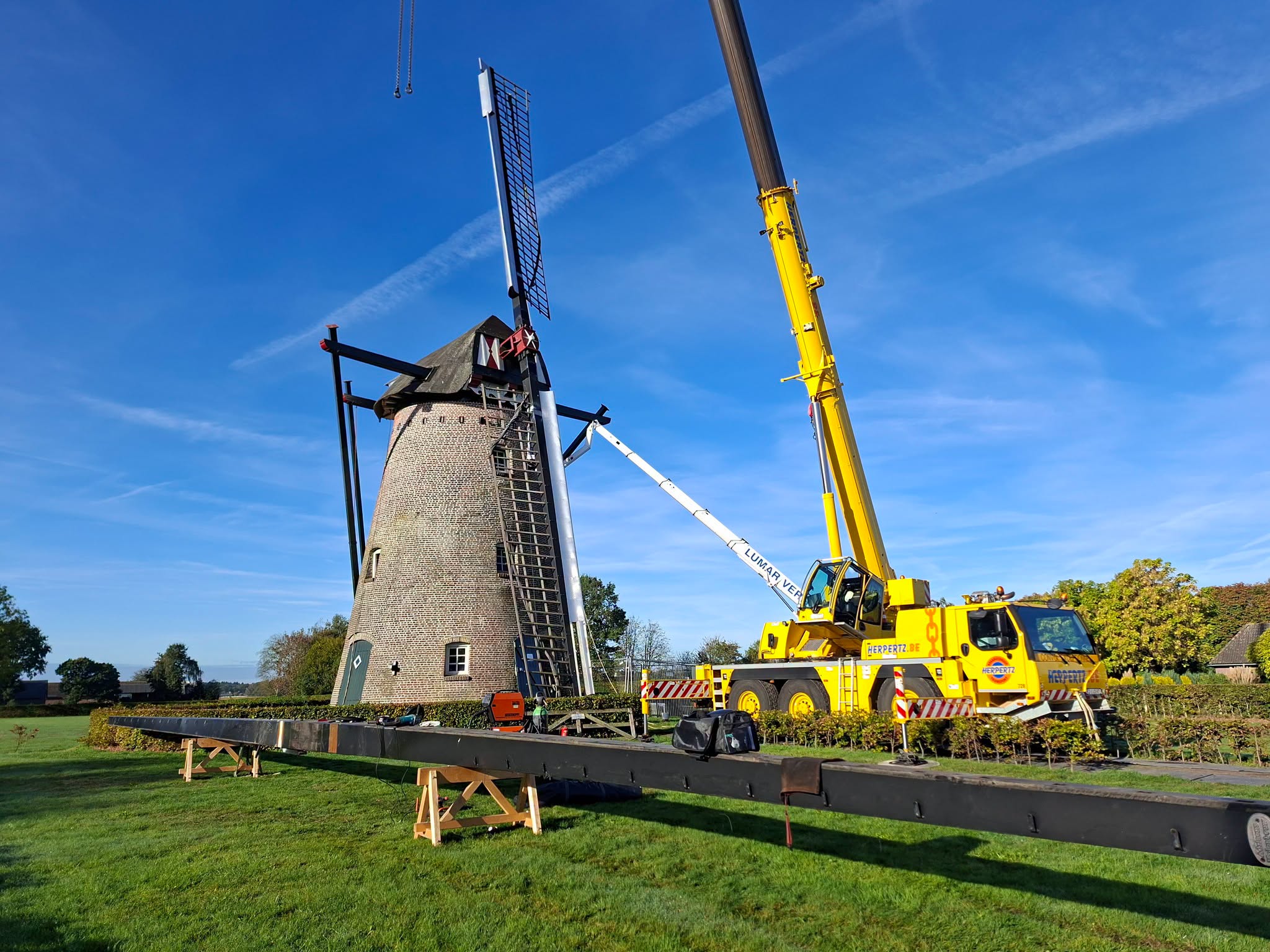Foto: Molen in Hapert tijdelijk zonder wieken vanwege onderhoudswerkzaamheden