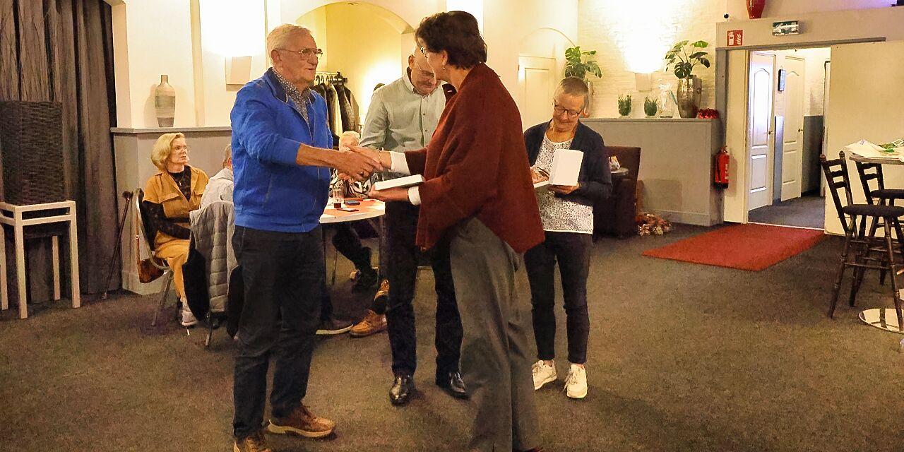 Foto: Vrijwilligerspenning voor drie vrijwilligers van Senioren Valkenswaard