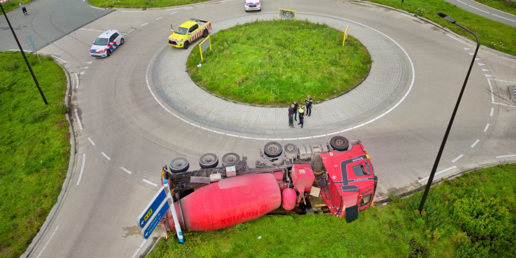 Foto: Vrachtwagen kantelt op N69 in Valkenswaard