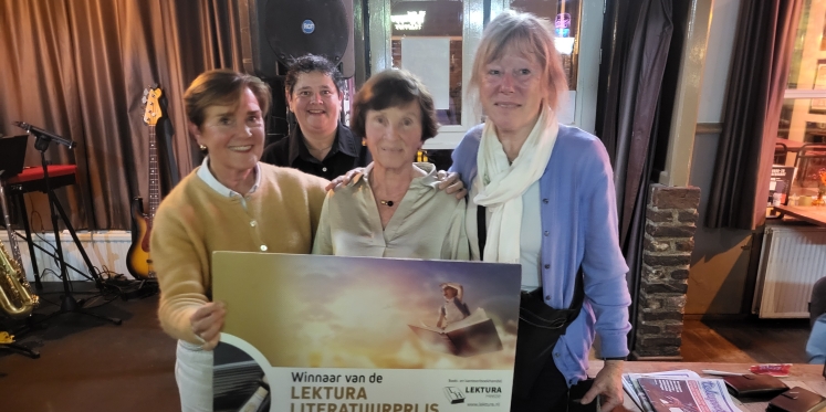 Foto: Leesclub Van A tot Z wint vijfde editie Lektura Literatuurprijs