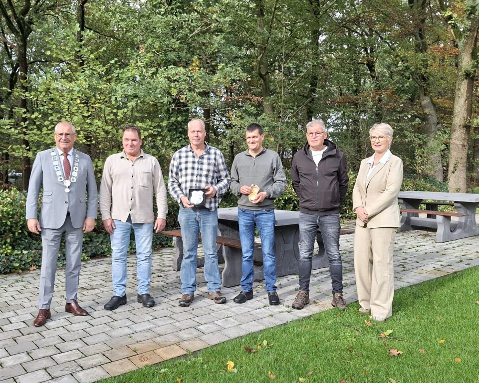 Foto: Sint Joris gilde uit Hoogeloon wint gemeenteschild