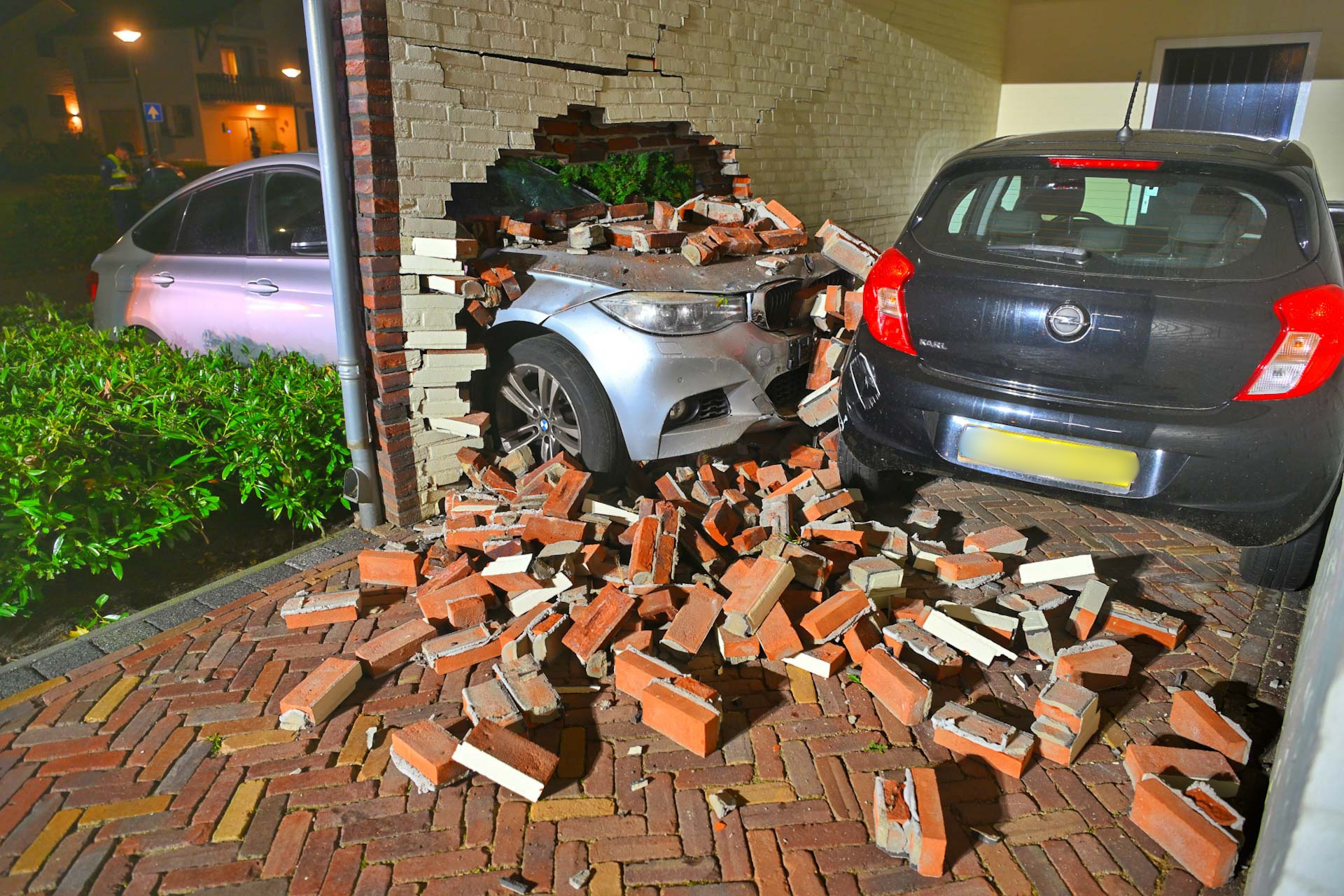 Foto: Auto rijdt door carport in Heeze