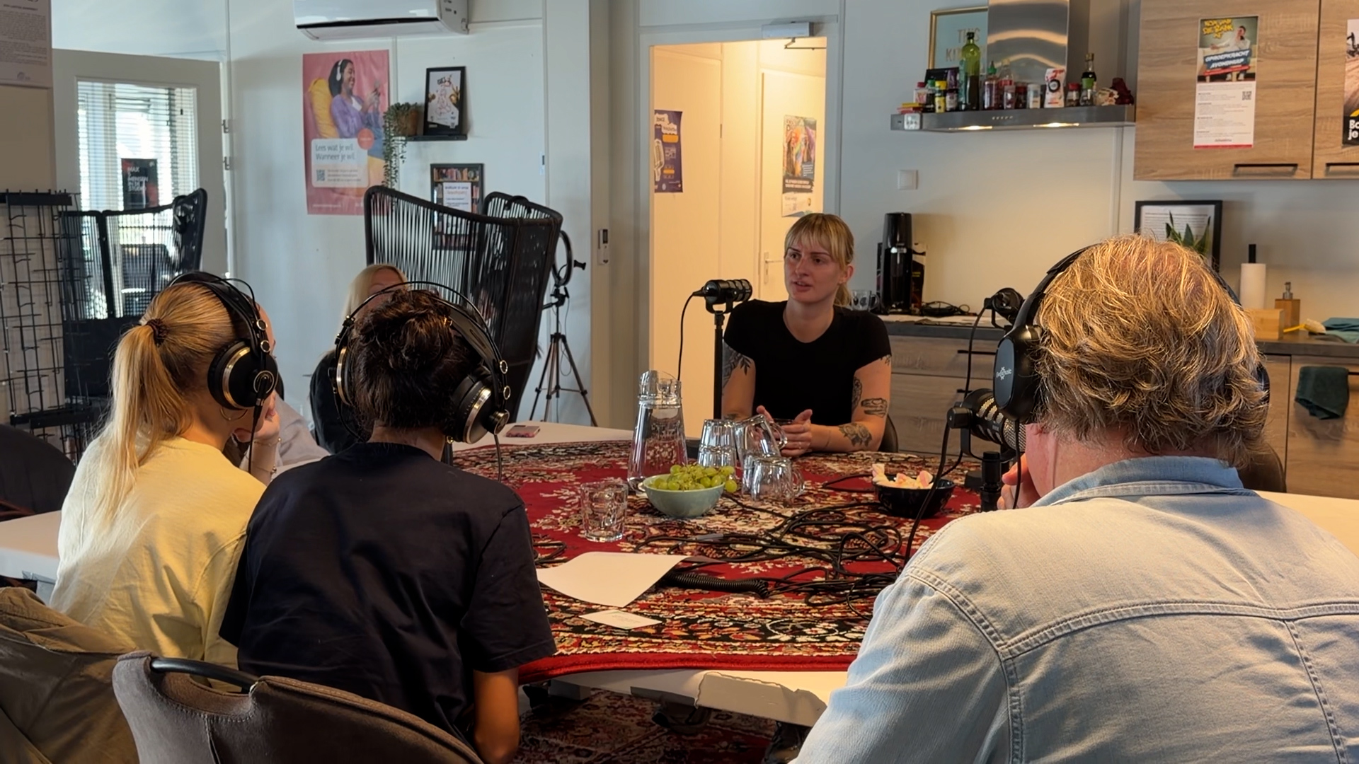 Foto: Leerlingen BRAVO! college in Budel maken podcast voor ouders