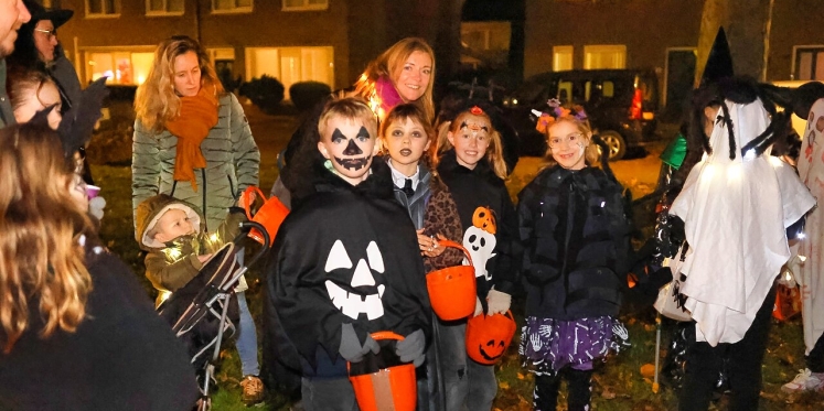 Foto: Griezelen tijdens Halloweentocht in de Nieuwe Hoeven in Heeze