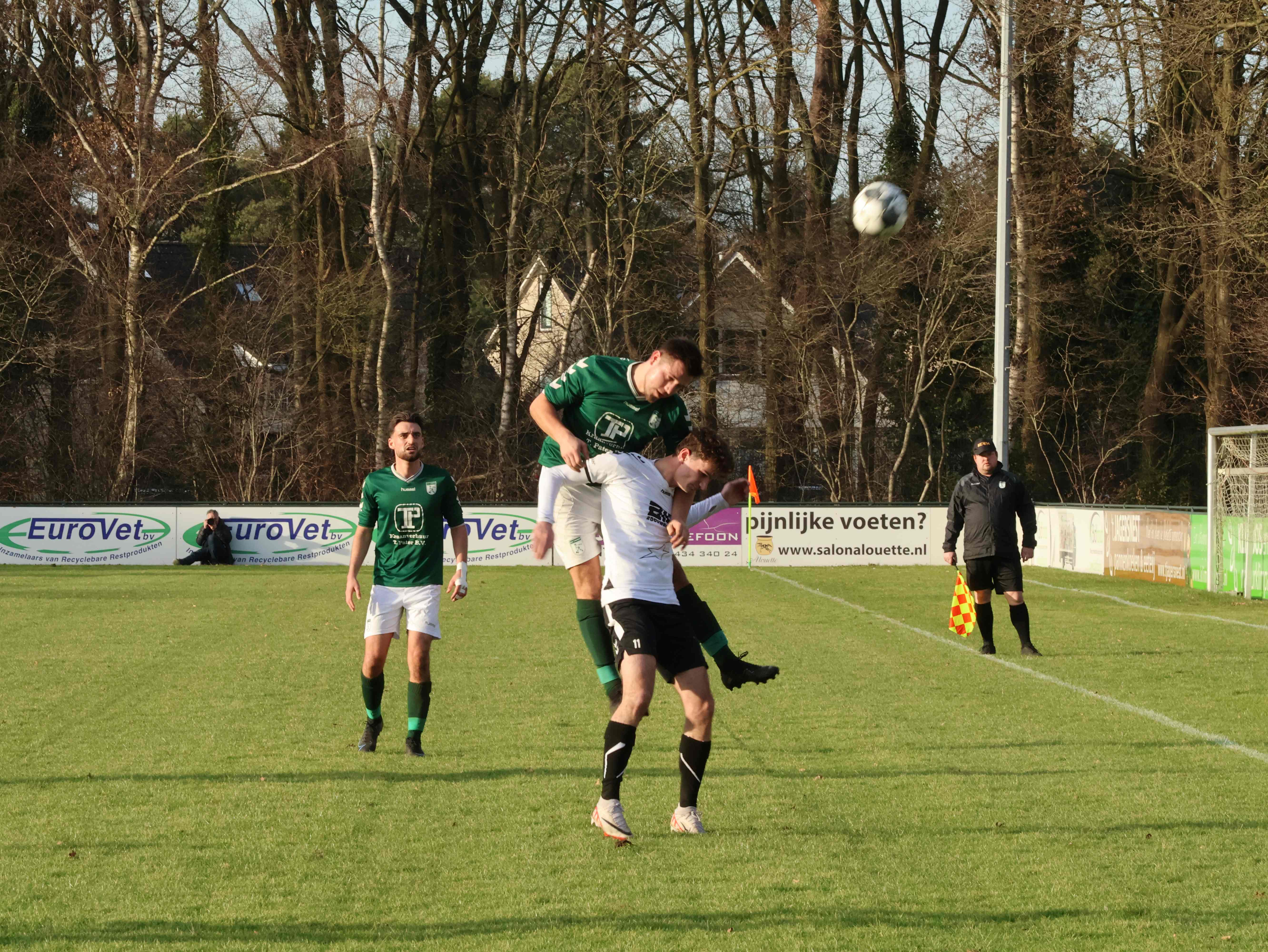 Foto: S.V. 't Harde haalt uit tegen EFC '58