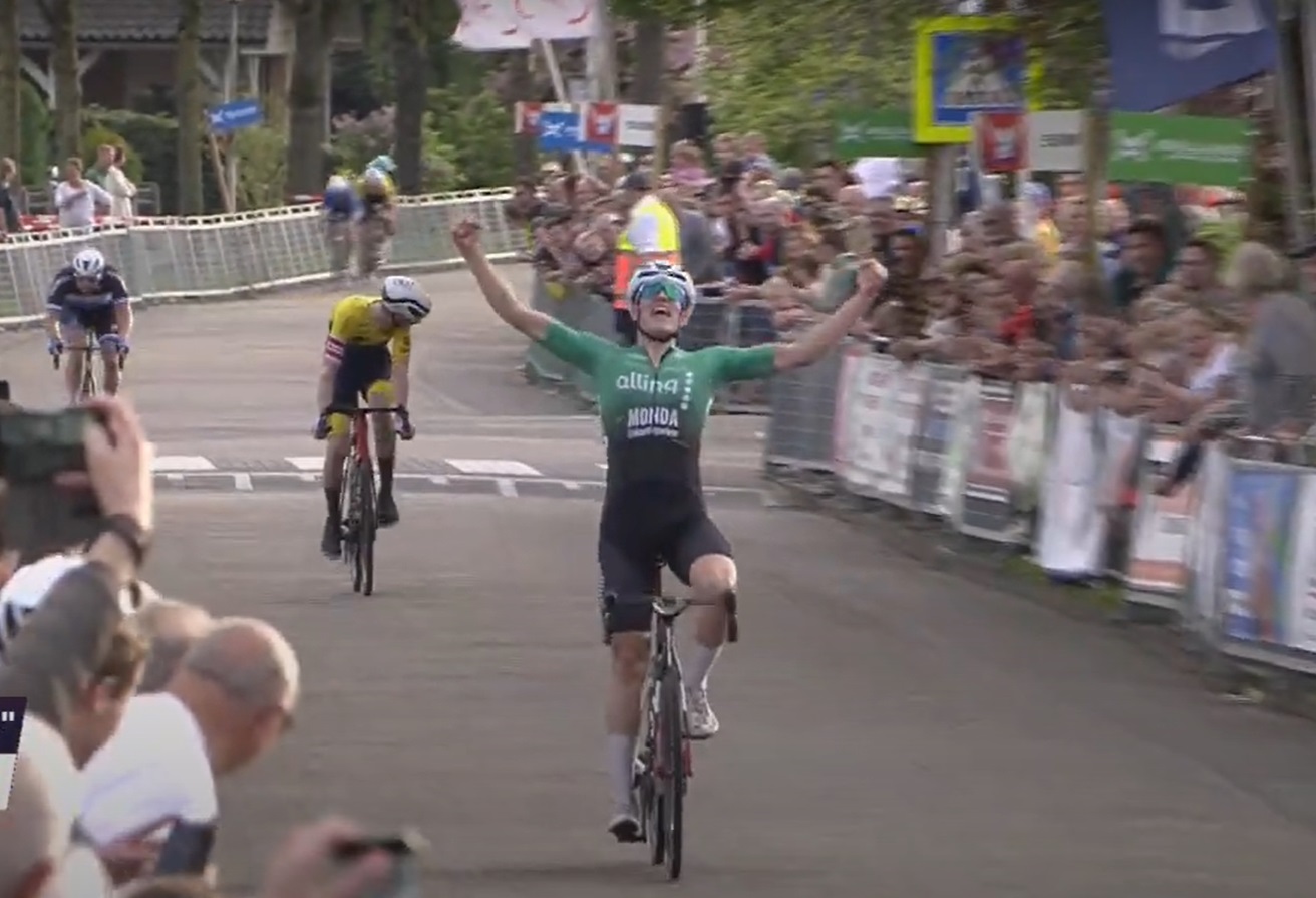 Foto: Solo winst voor Pete Uptegrove Monda-IJsselstreek Team