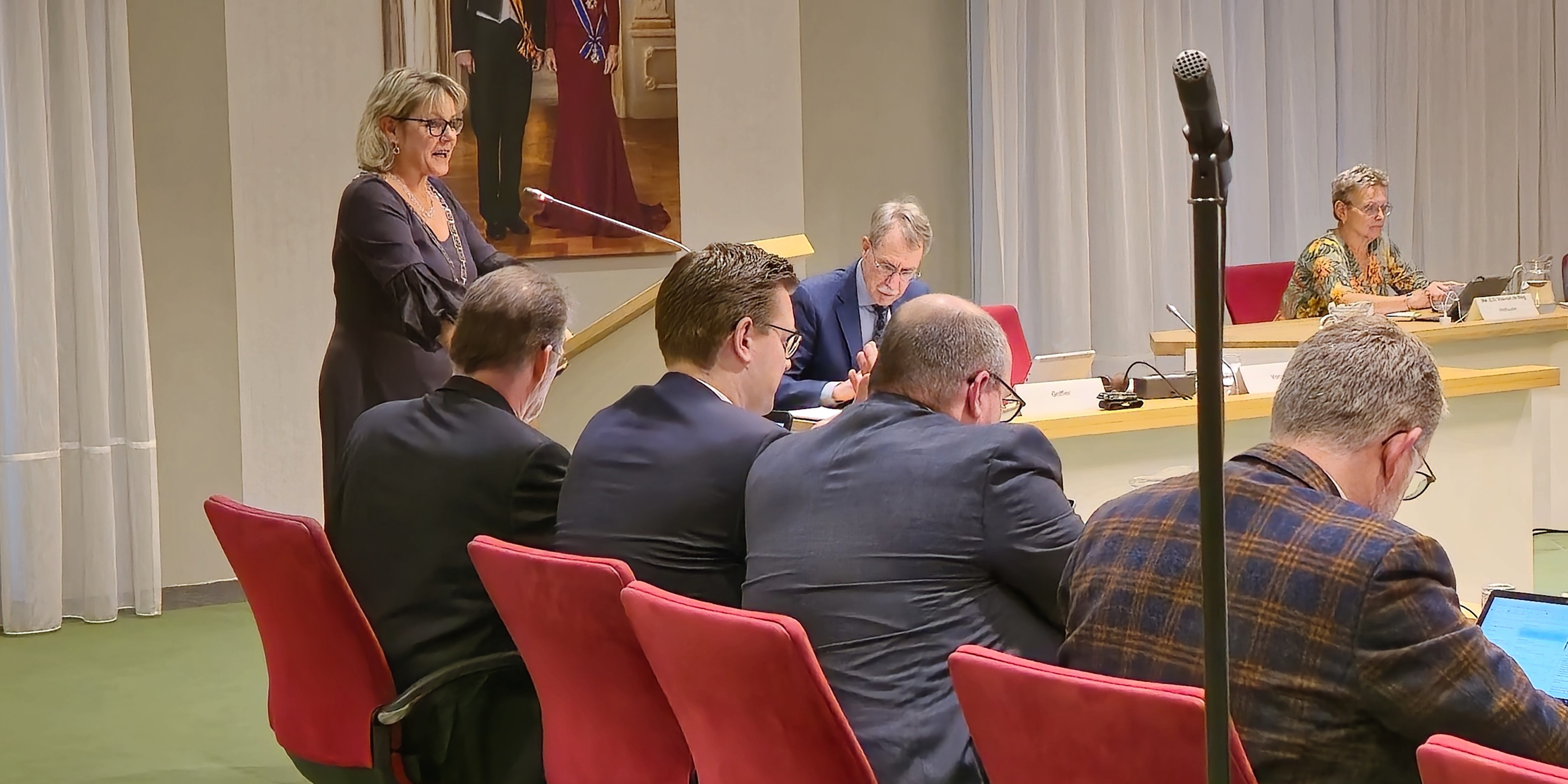 Foto: Raad Oldebroek spreekt wéér over azc, emoties duidelijk zichtbaar