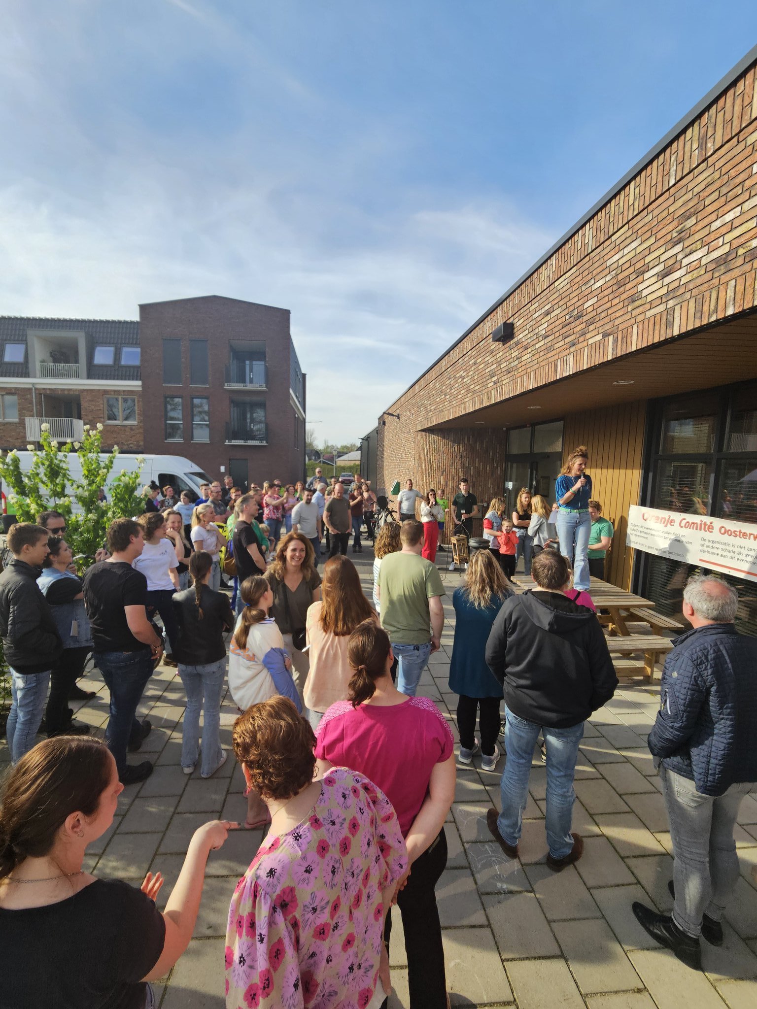 Foto: Oosterwolde loopt massaal uit voor avond chaos, hilariteit en verbinding