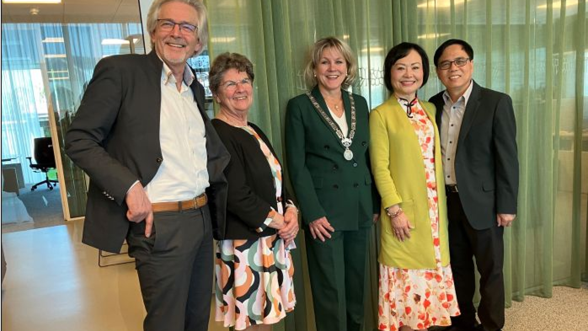 Foto: Burgemeester Tanja Haseloop verwelkomt ‘Napalmmeisje’ in gemeentehuis