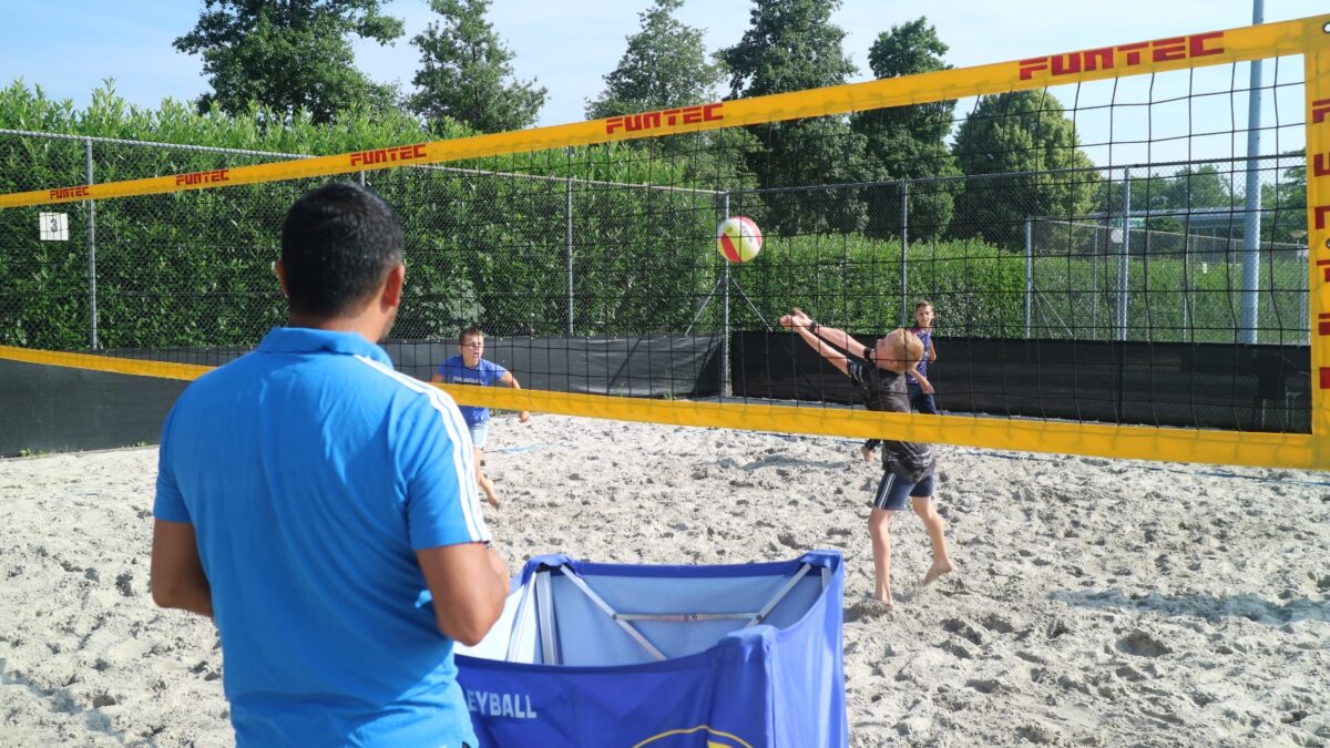 Foto: Beachvolleybaltrainingen  op het beachvolleybalterrein in Oldebroek
