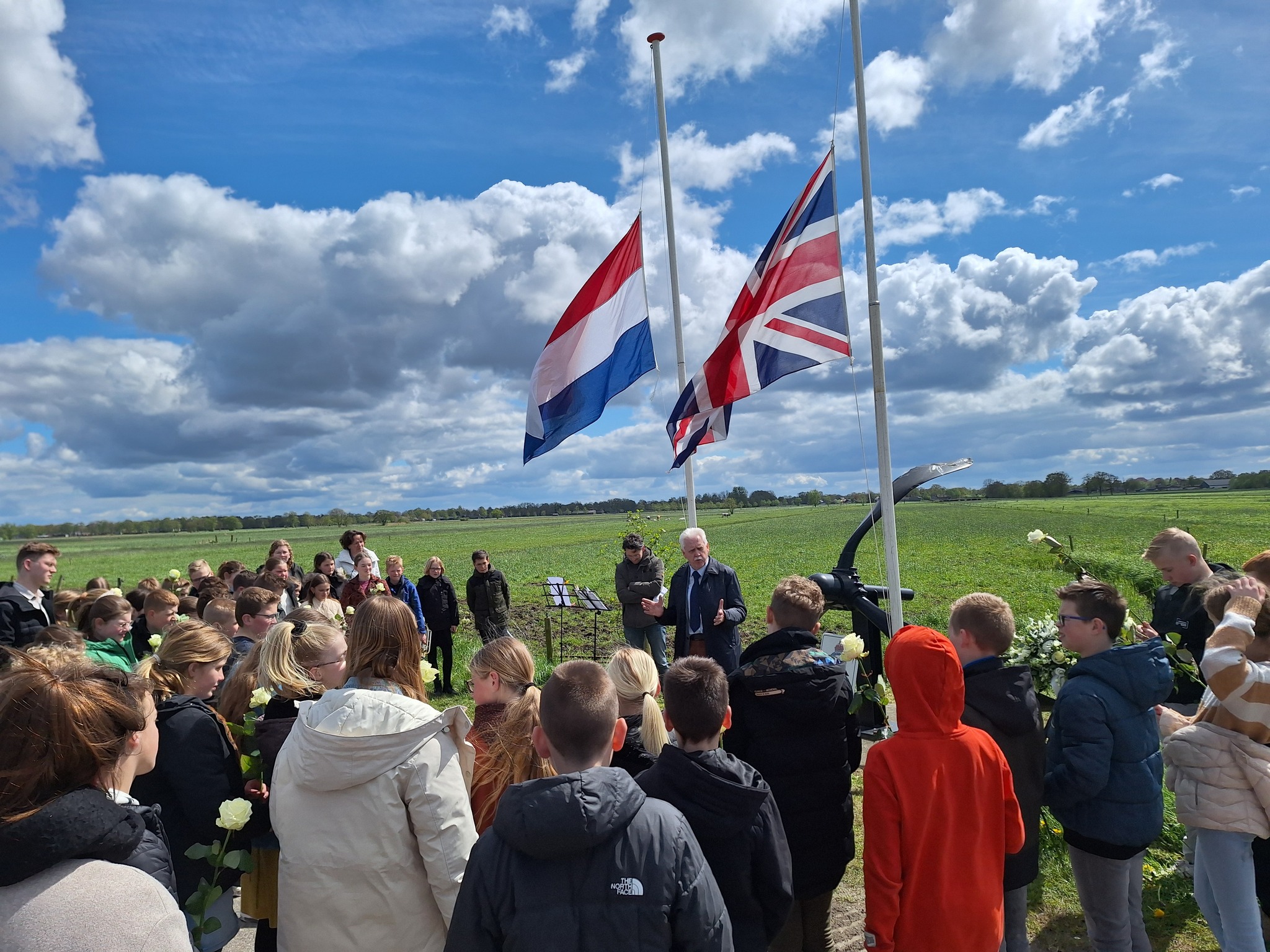 Foto: Herdenkingsplechtigheid basisscholen Elburg bij oorlogs- en verzetsmonumenten