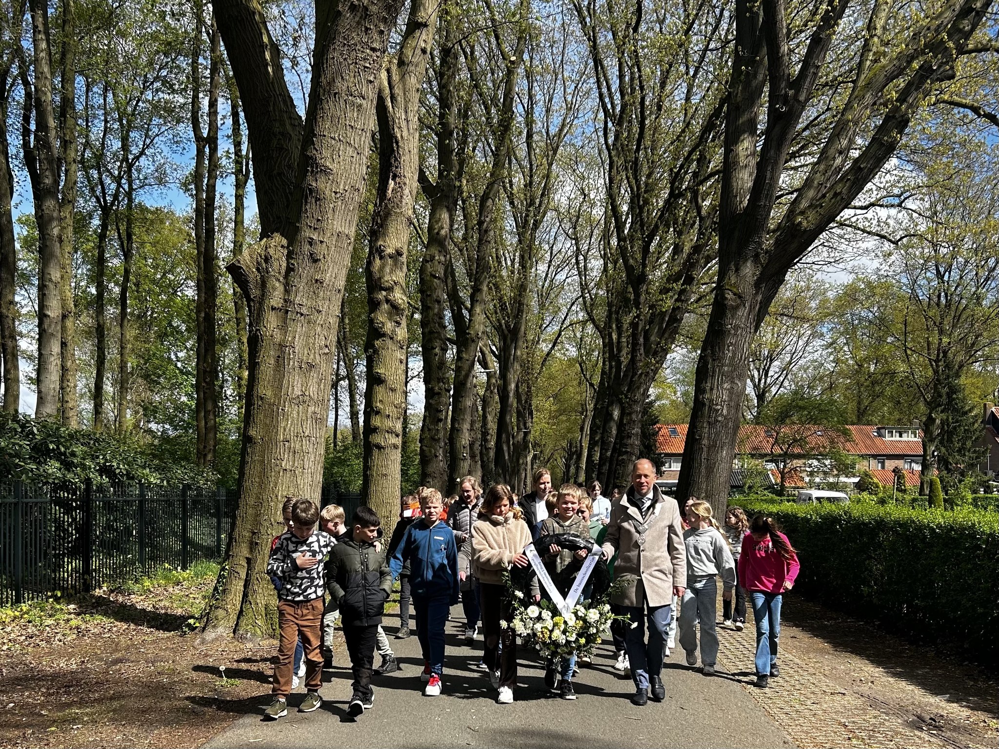 Foto: Herdenkingsplechtigheid basisscholen Elburg bij oorlogs- en verzetsmonumenten