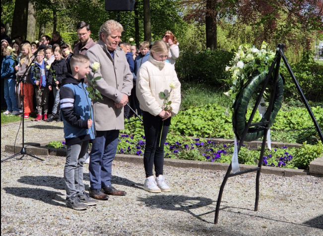 Foto: Herdenkingsplechtigheid basisscholen Elburg bij oorlogs- en verzetsmonumenten