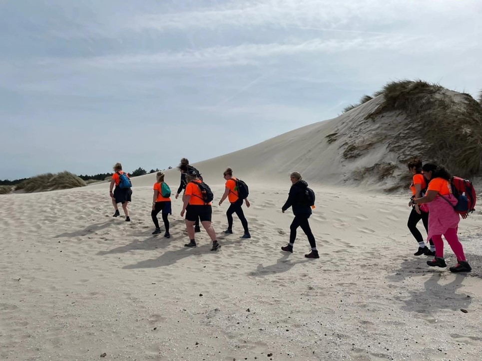 Foto: Ploeteren door de duinen voor Sophie