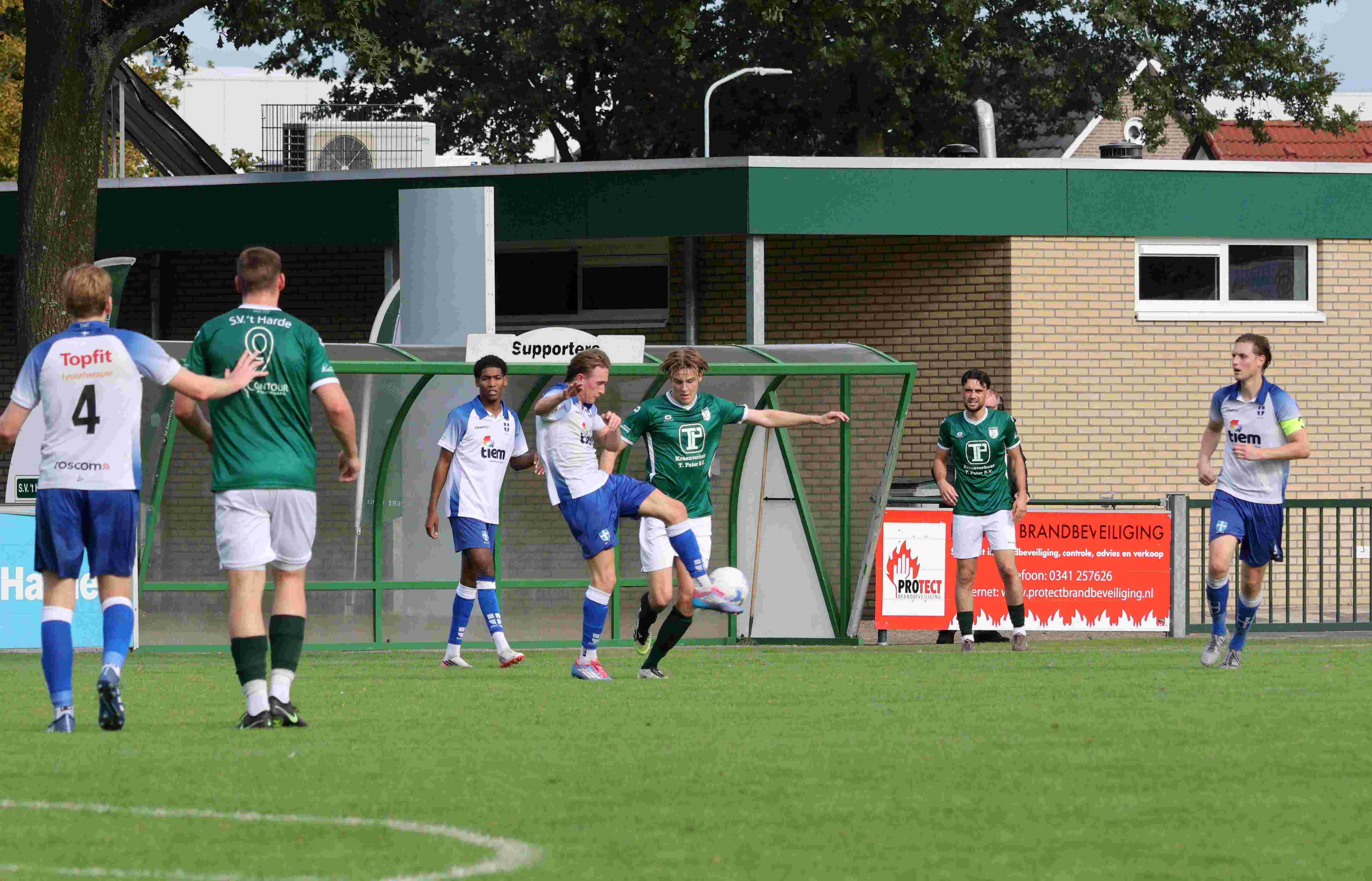 Foto: S.V. ’t Harde knokt zich knap terug en boekt belangrijke overwinning op ZAC