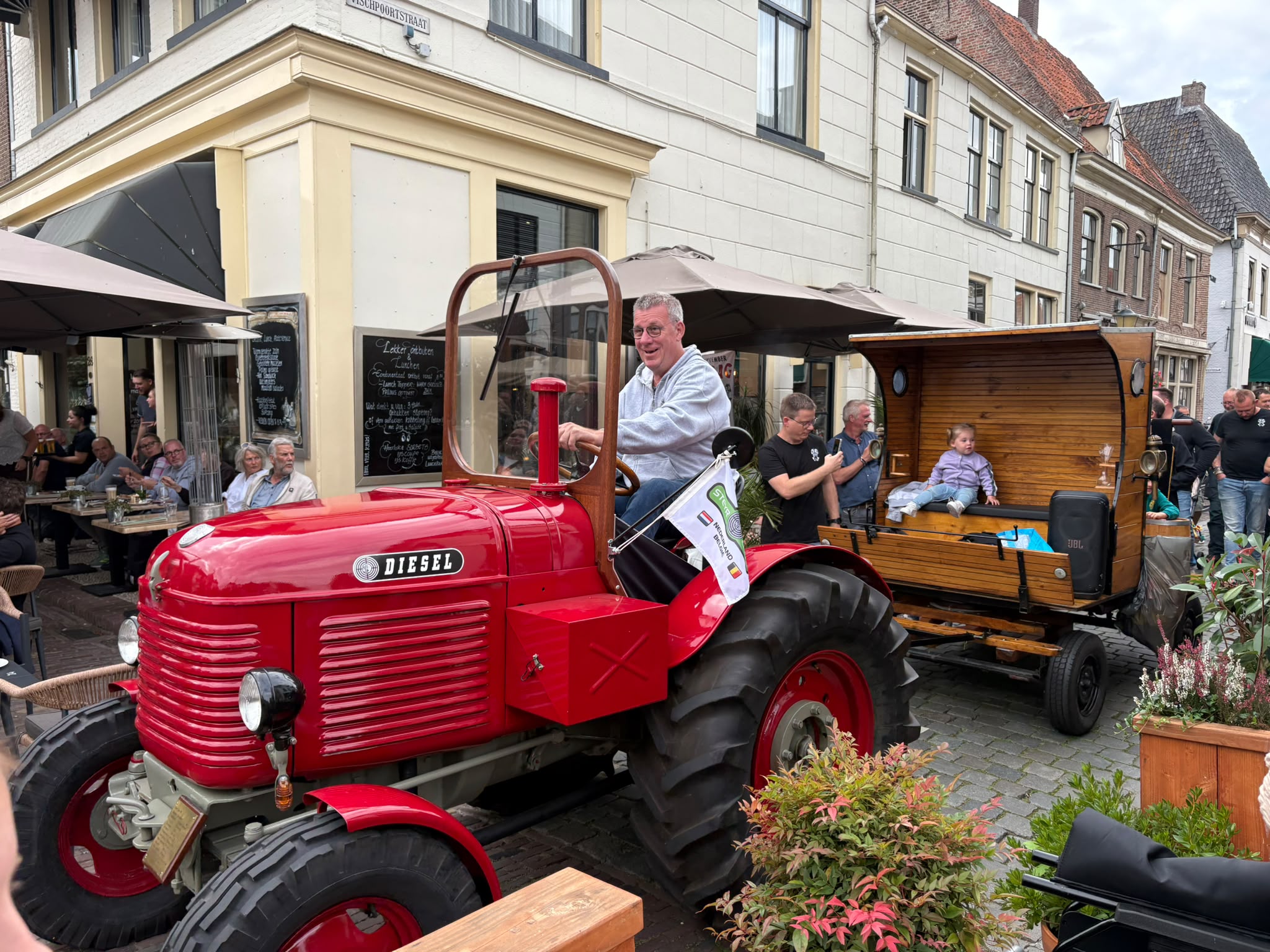 “Bokbier vloeit rijkelijk door historisch Elburg”