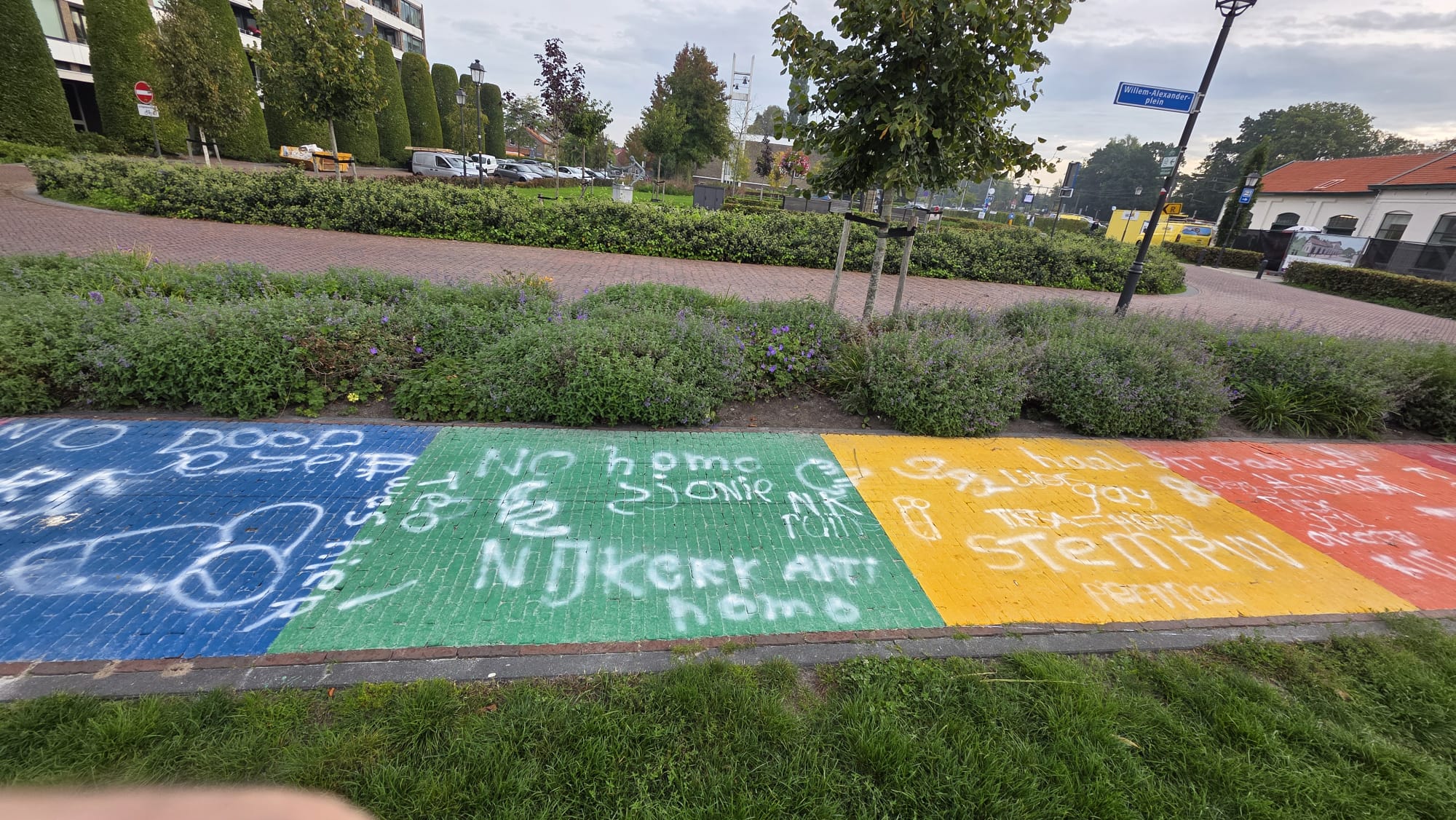 ‘Dood jezelf’ en ‘kut homo’ op regenboogpad: opnieuw bekladding in Nijkerk