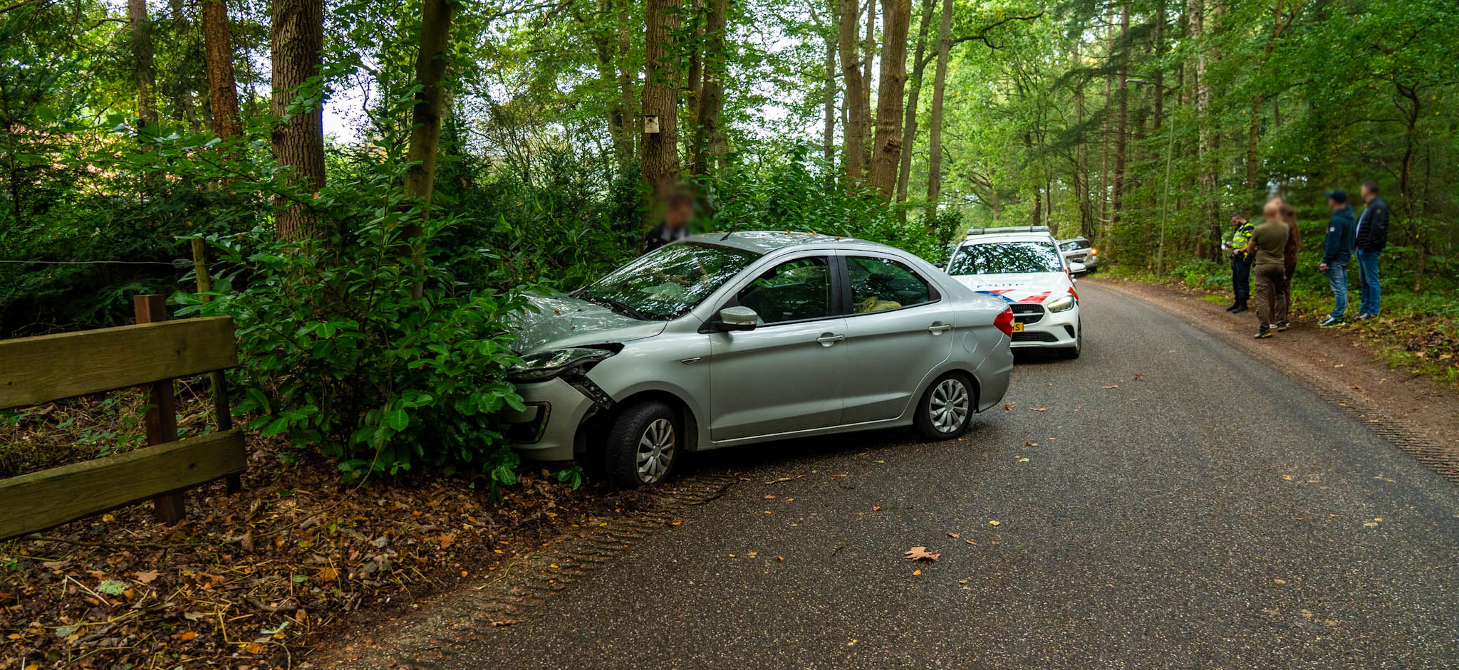 Foto: Automobilist botst tegen boom in Vierhouten