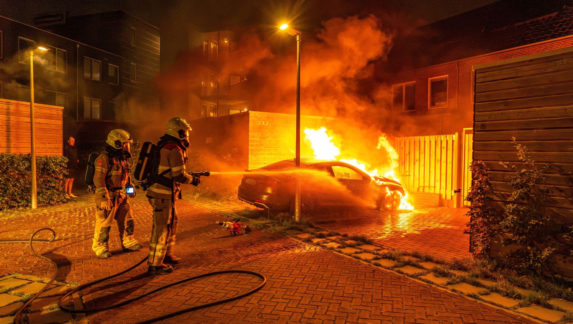 Foto: Geparkeerde Audi zwaar beschadigd door autobrand in Harderwijk