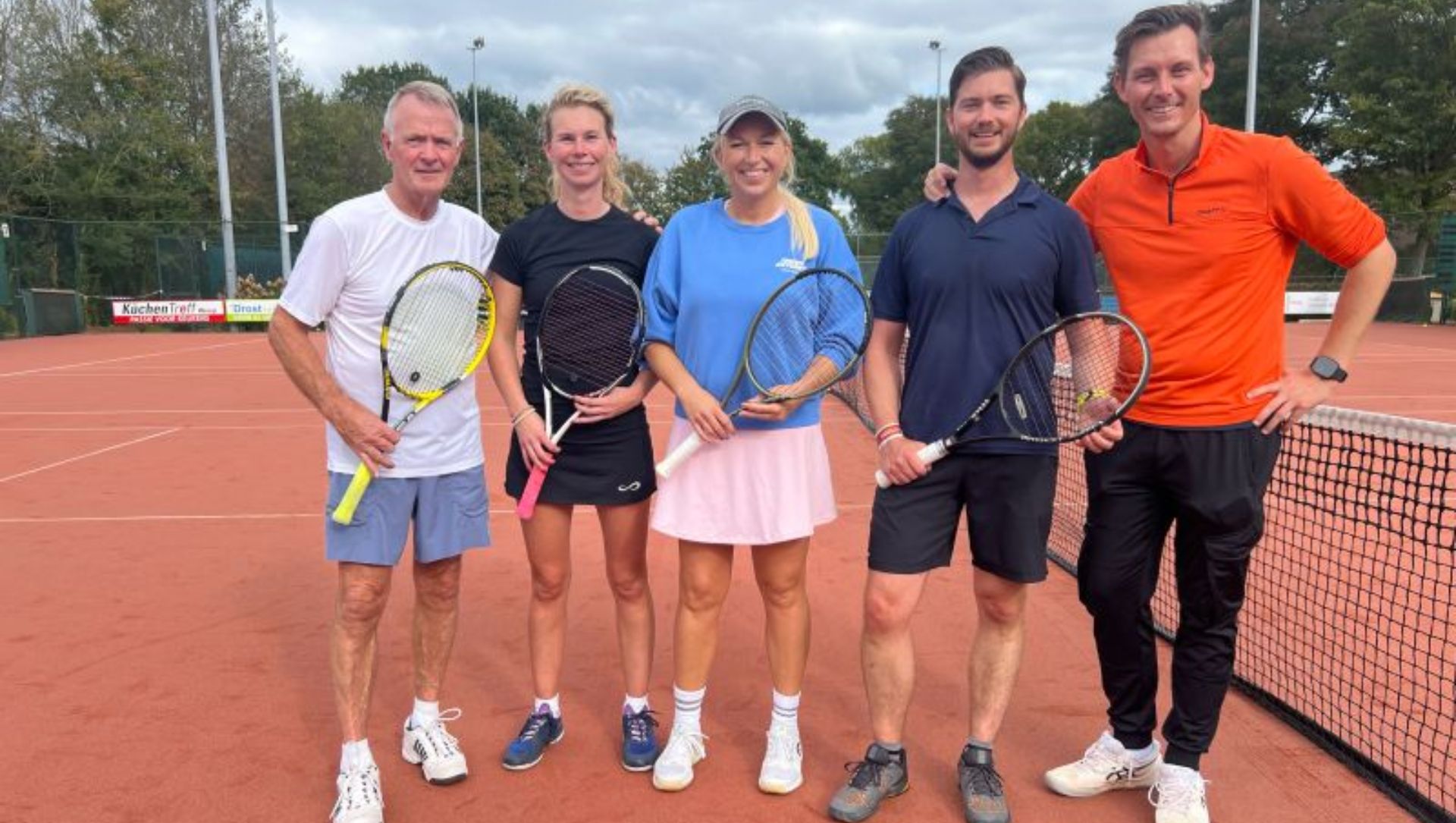 Foto: Tennisreis krijgt onverwacht staartje: Michaëlla Krajicek geeft les in Wezep