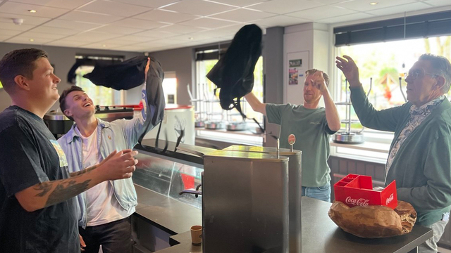 Foto: Aart (70) kan eindelijk met pensioen: Jasper en Benjamin nemen zijn cafetaria over