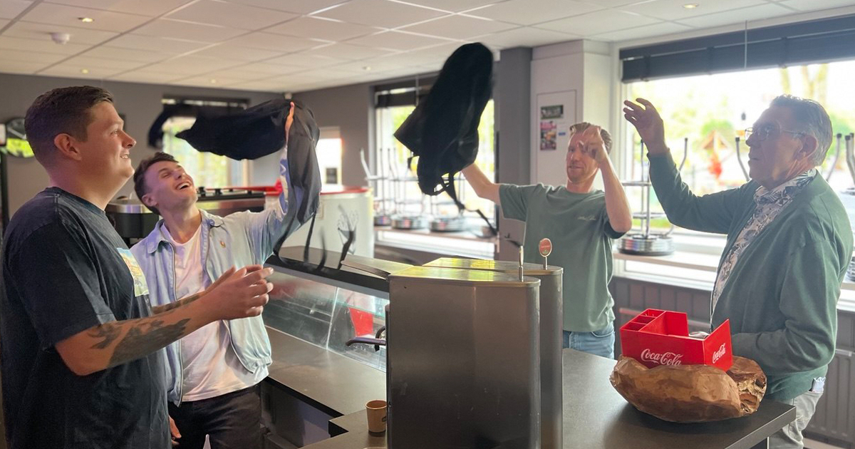 Aart (70) kan eindelijk met pensioen: Jasper en Benjamin nemen zijn cafetaria over